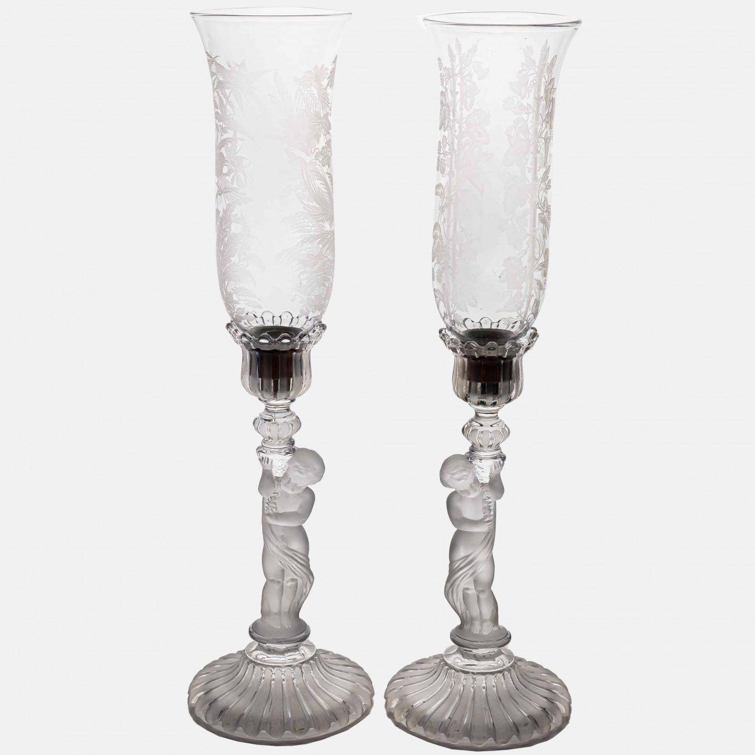 Lujo en estado puro, pareja de jarrones figurale de cristal de alta gama de Baccarat con un impresionante contraste de cristal transparente y esmerilado, principios del siglo XX, con la calidad excepcional por la que se conoce a Baccarat. Firmadas