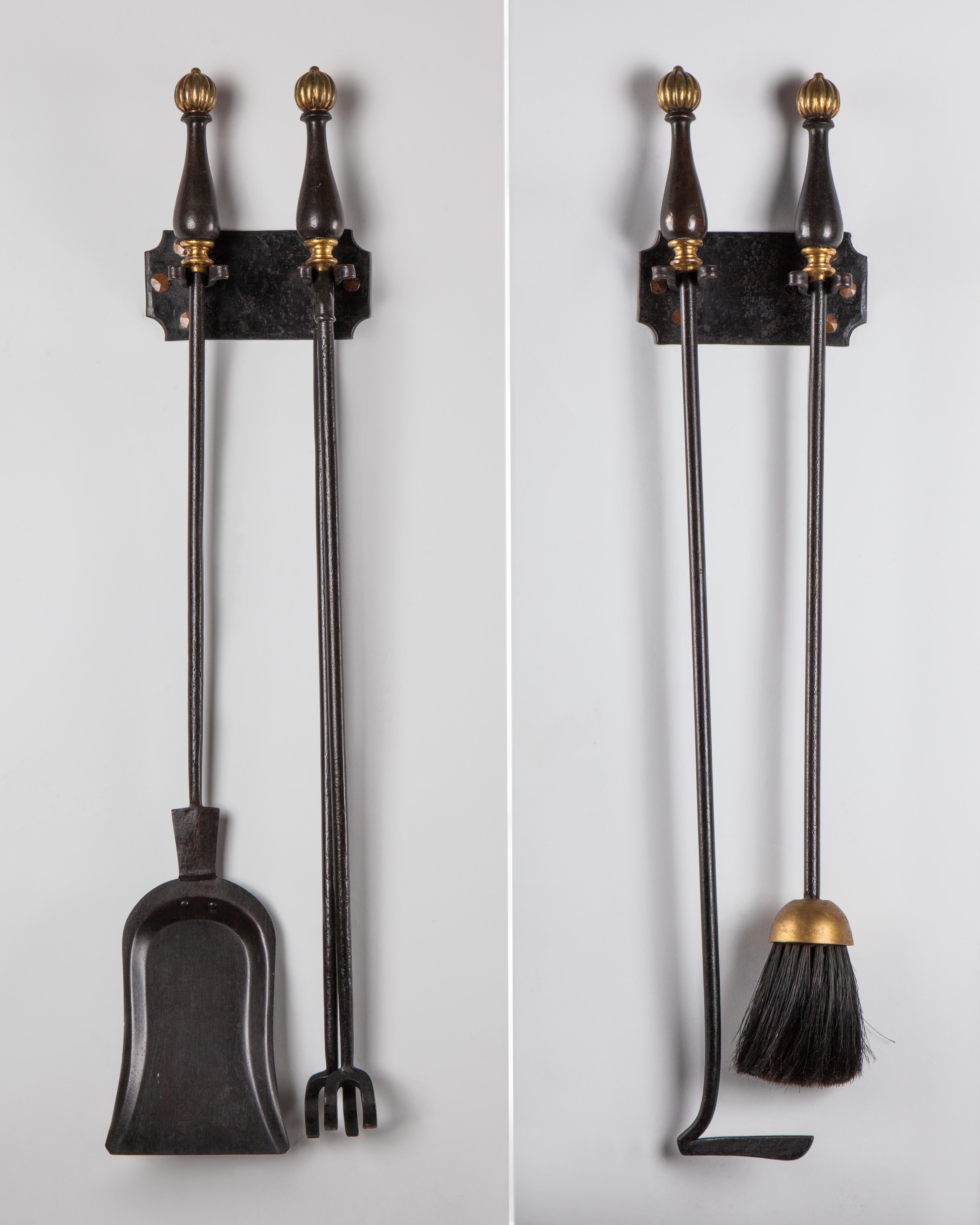 AFP0558

circa 1930
A set of wrought iron and bronze fireplace tools with blackened and gilded details which hang from a pair of wall mounted brackets. Attributed to the New York maker Sterling Bronze Co.

Dimensions:
Overall: 29