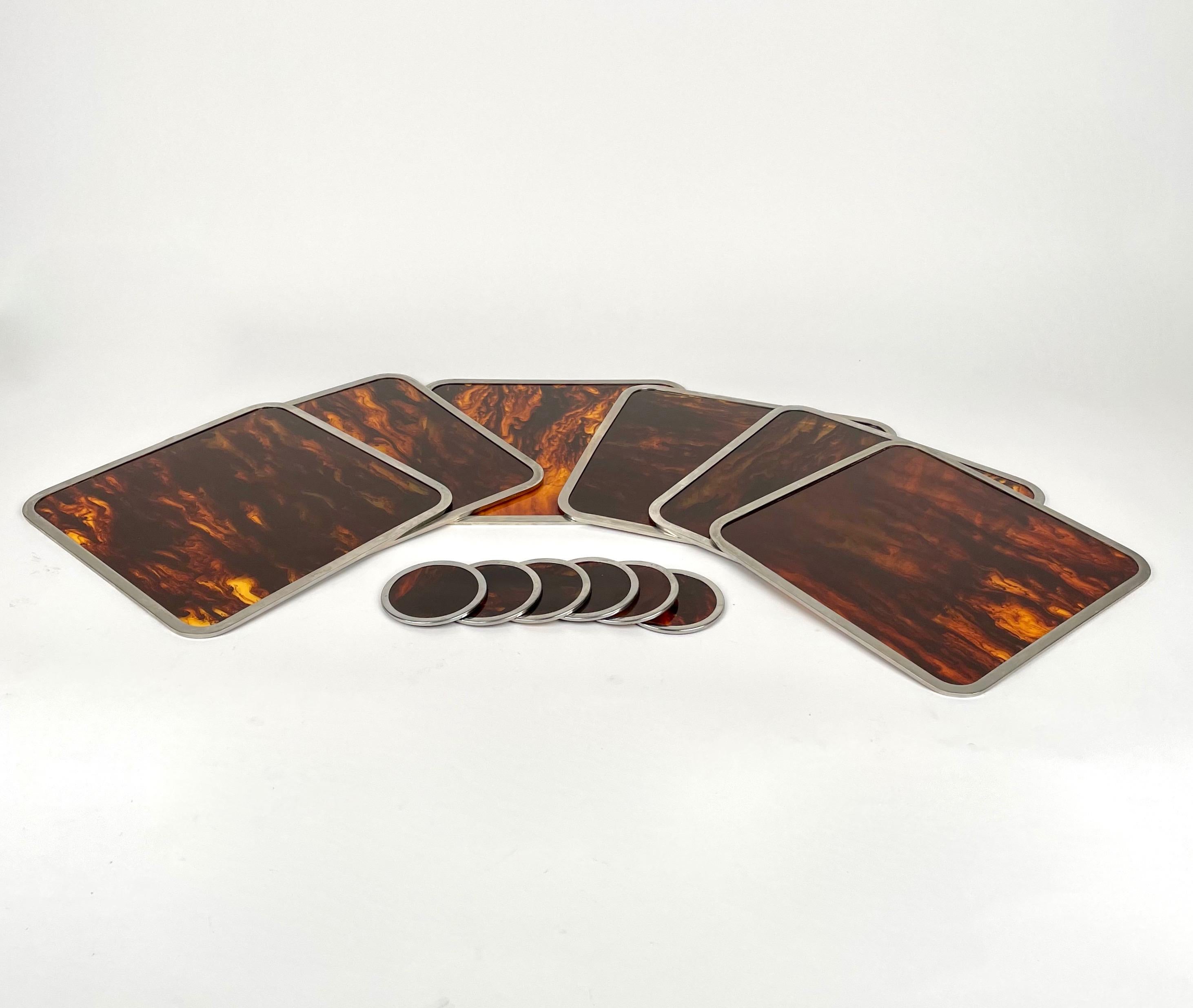 Set of barware coaster and placemats in tortoiseshell effect lucite framed by chrome in the style of Christian Dior, Italy, 1970s. 

Coaster dimensions: diameter 10.5 cm, height 0.5 cm.