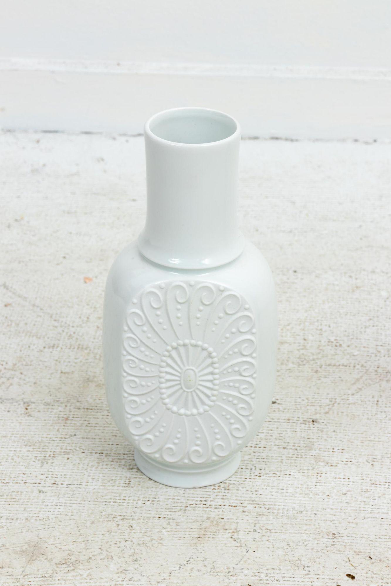 Set di tre vasi bavaresi bianchi con intricati motivi floreali, circa 20° secolo. Si prega di notare l'usura coerente con l'età.