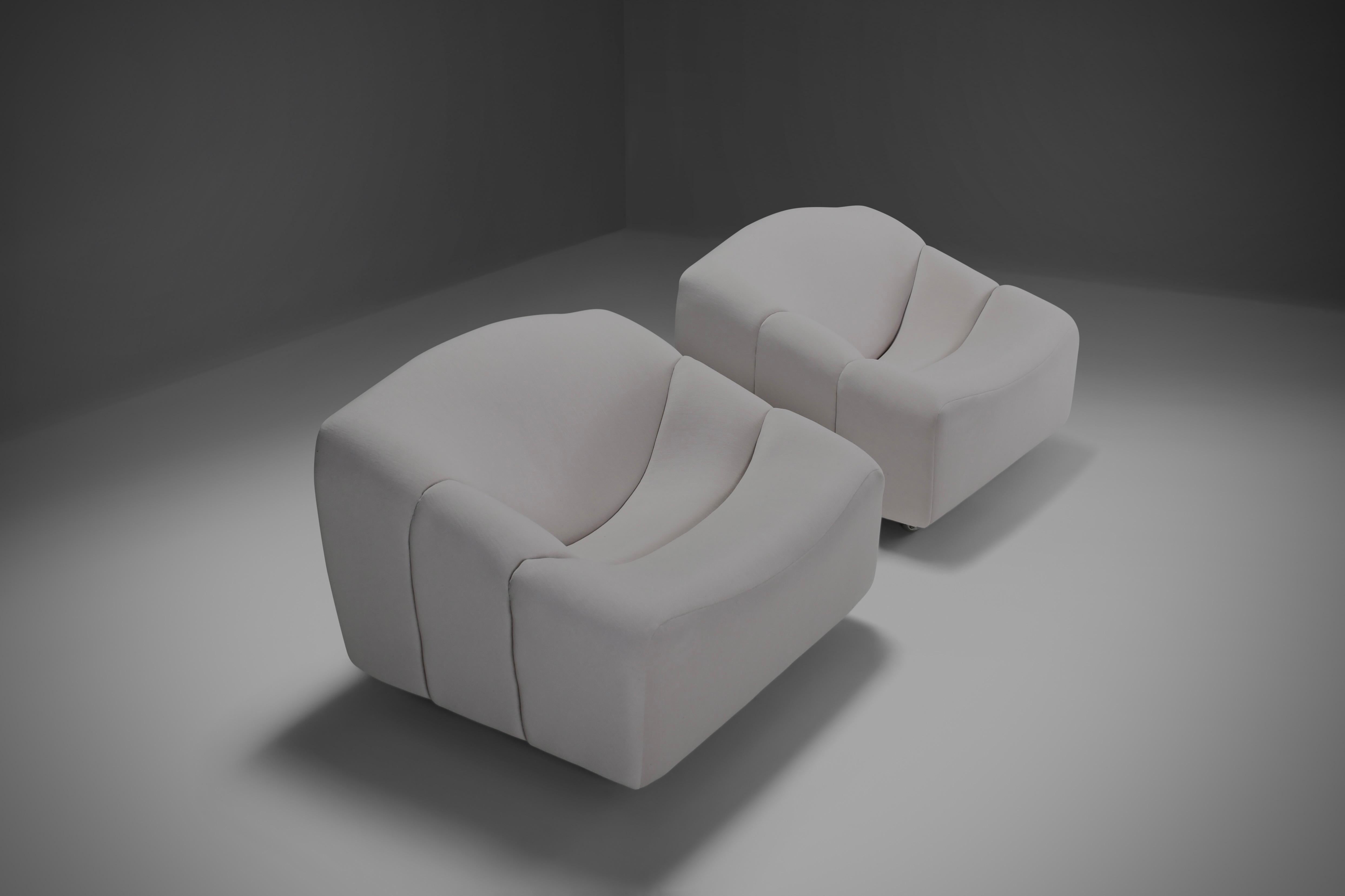 Impressive pair of ABCD lounge chairs in immaculate condition.

The chairs were designed by Pierre Paulin in 1968.

And they were manufactured by the Dutch Artifort company.

The ABCD chairs are very rare and highly sought after and collectable