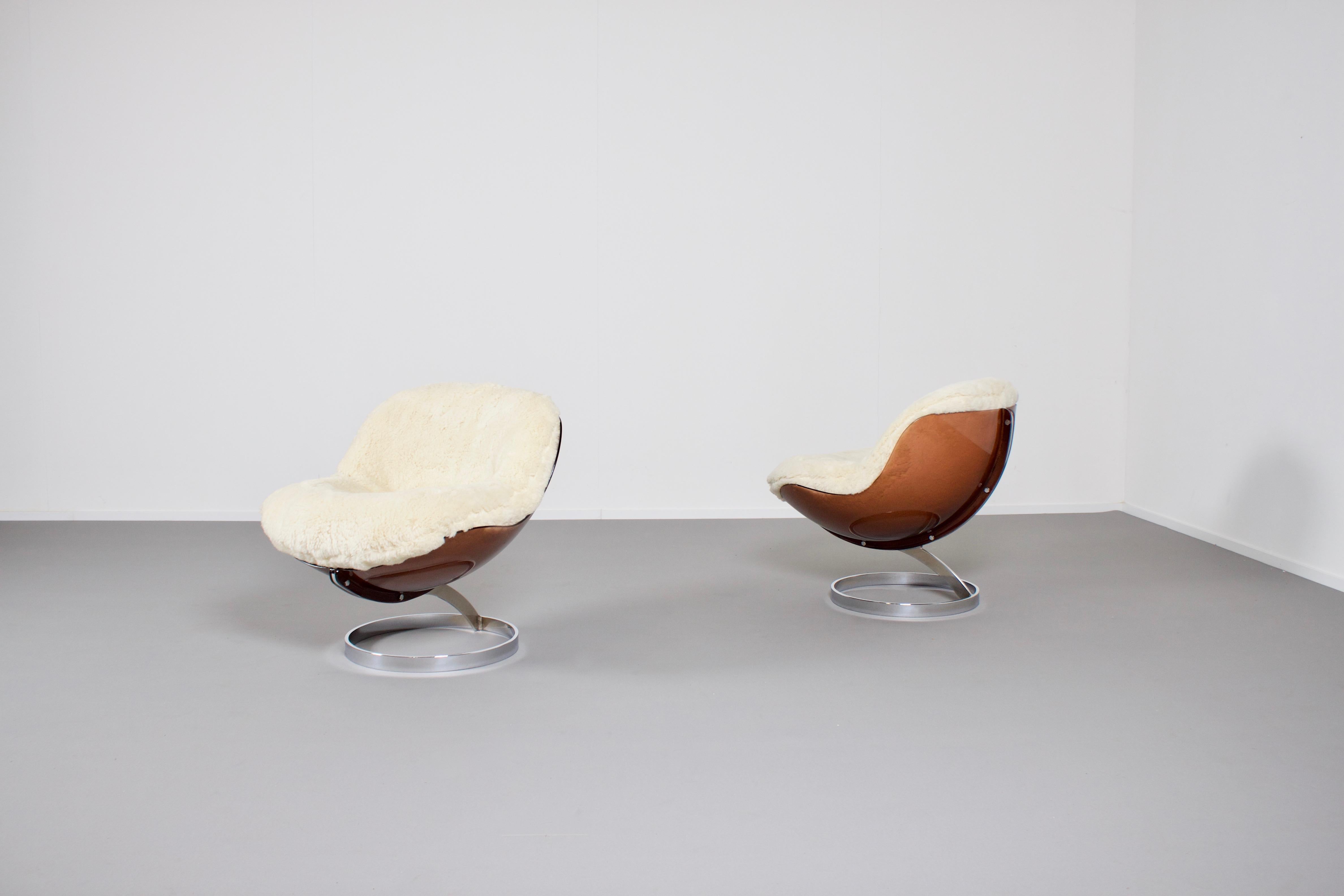 Set of beautiful and rare ’Sphere’ lounge chairs in very good condition.

Designed by Boris Tabacoff in 1971

Manufactured by the French MMM. factory (Mobilier Modular Moderne)

These chairs have a characteristic brown lucite shell which holds a