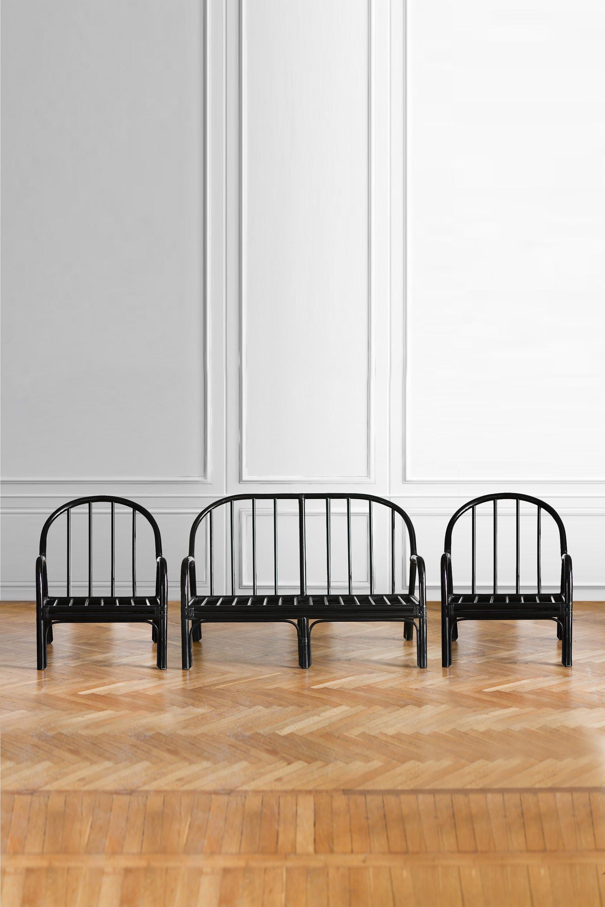 European Set of bench and 2 armchairs in black lacquered rush with leather bindings For Sale