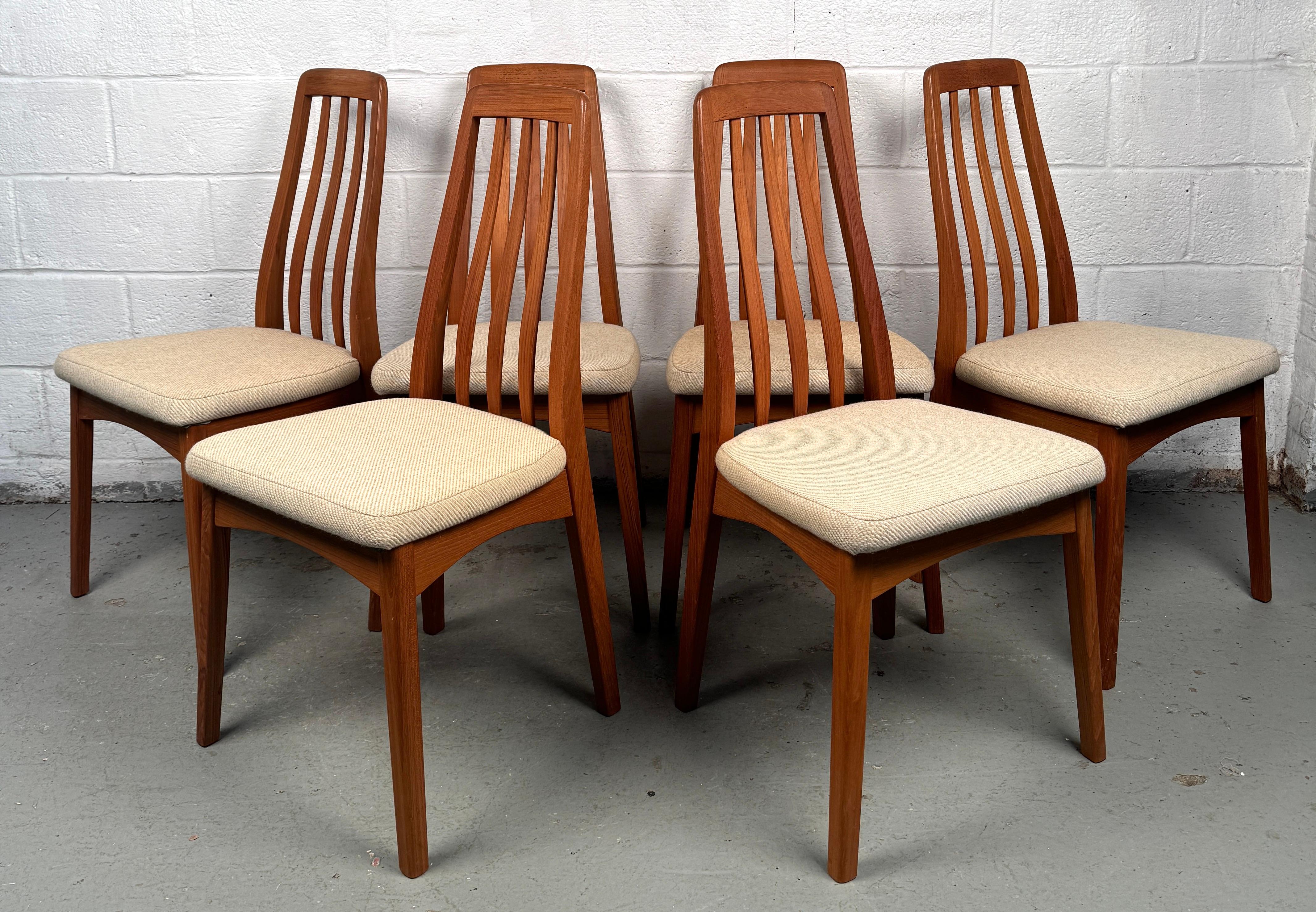 Un classico set di sei sedie da pranzo moderne Danish Teak Classics di Benny A. Linden, realizzate in teak massiccio con schienali e sedute ergonomiche e scolpite per garantire comfort e stile. Conosciute per le loro curve organiche e il design
