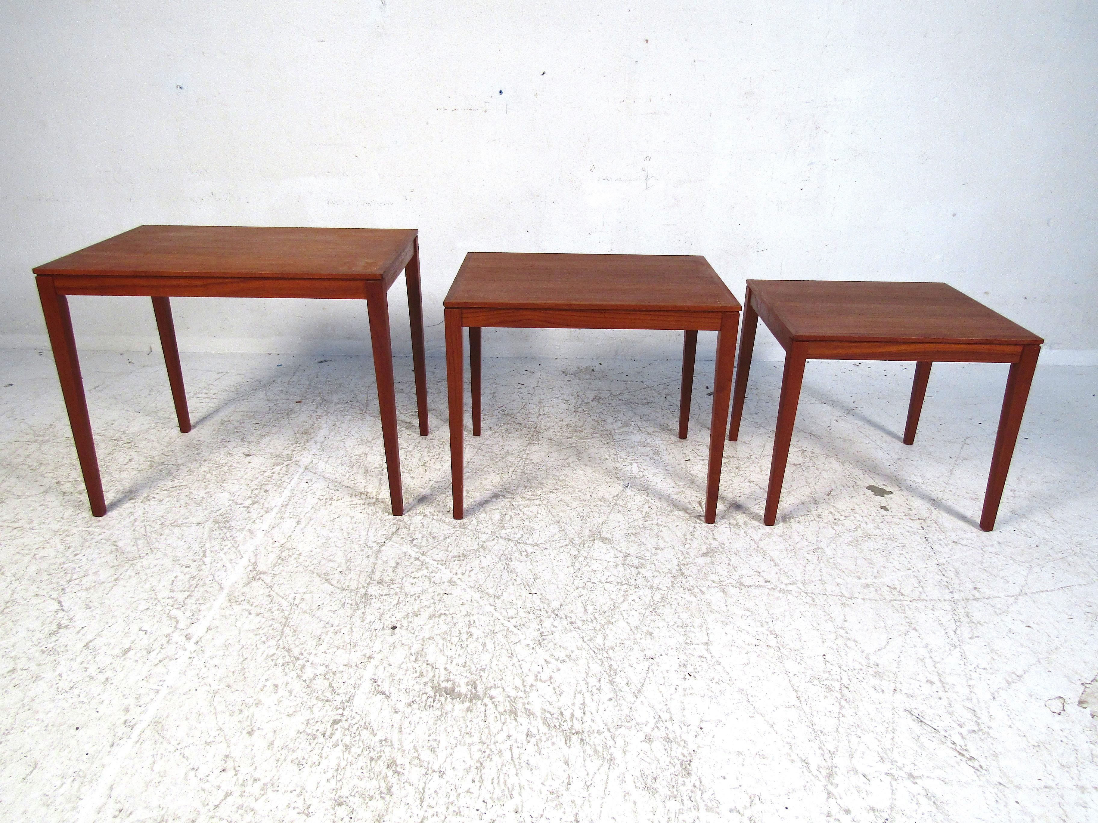 Cet élégant ensemble de tables gigognes danoises de Bent Silberg est parfait pour tout salon ou pièce d'appoint. Avec sa construction minimaliste, cet ensemble ajoute un sens audacieux du style sans dominer l'espace. Fabriquées pour durer, ces