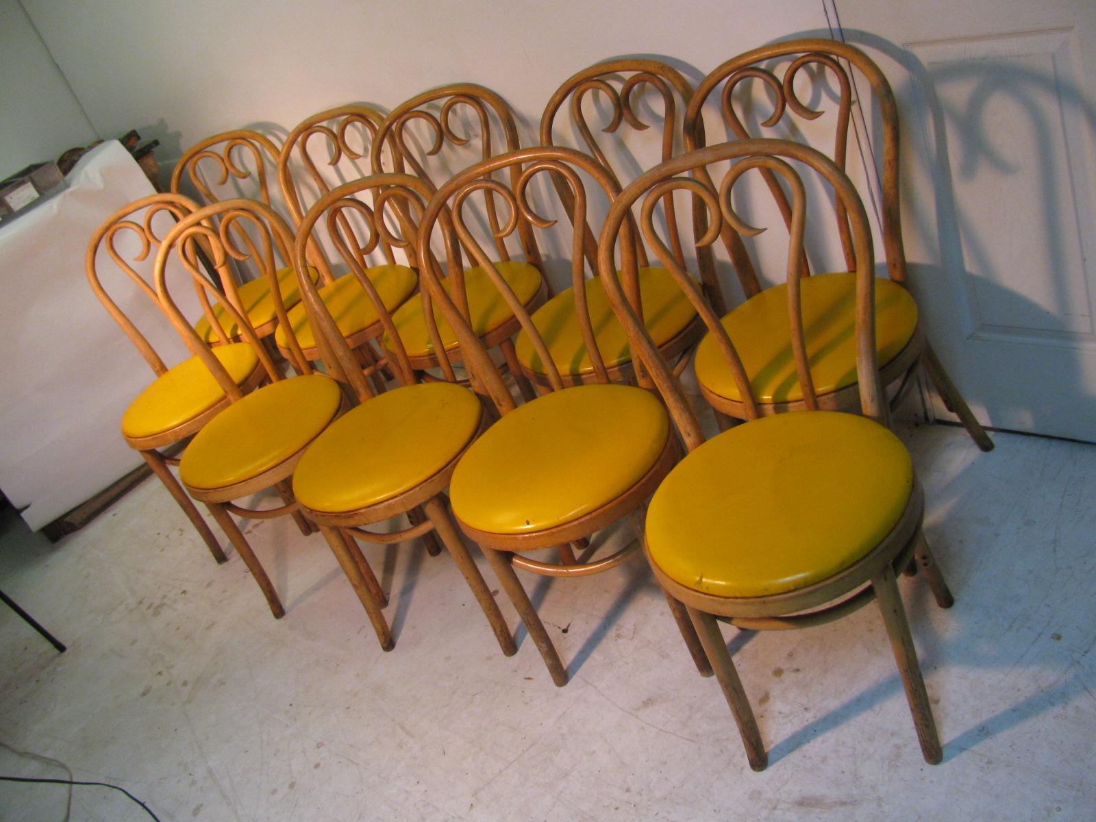 Moderne Paire de chaises de salle à manger bistro en bois cintré Thonet en vente