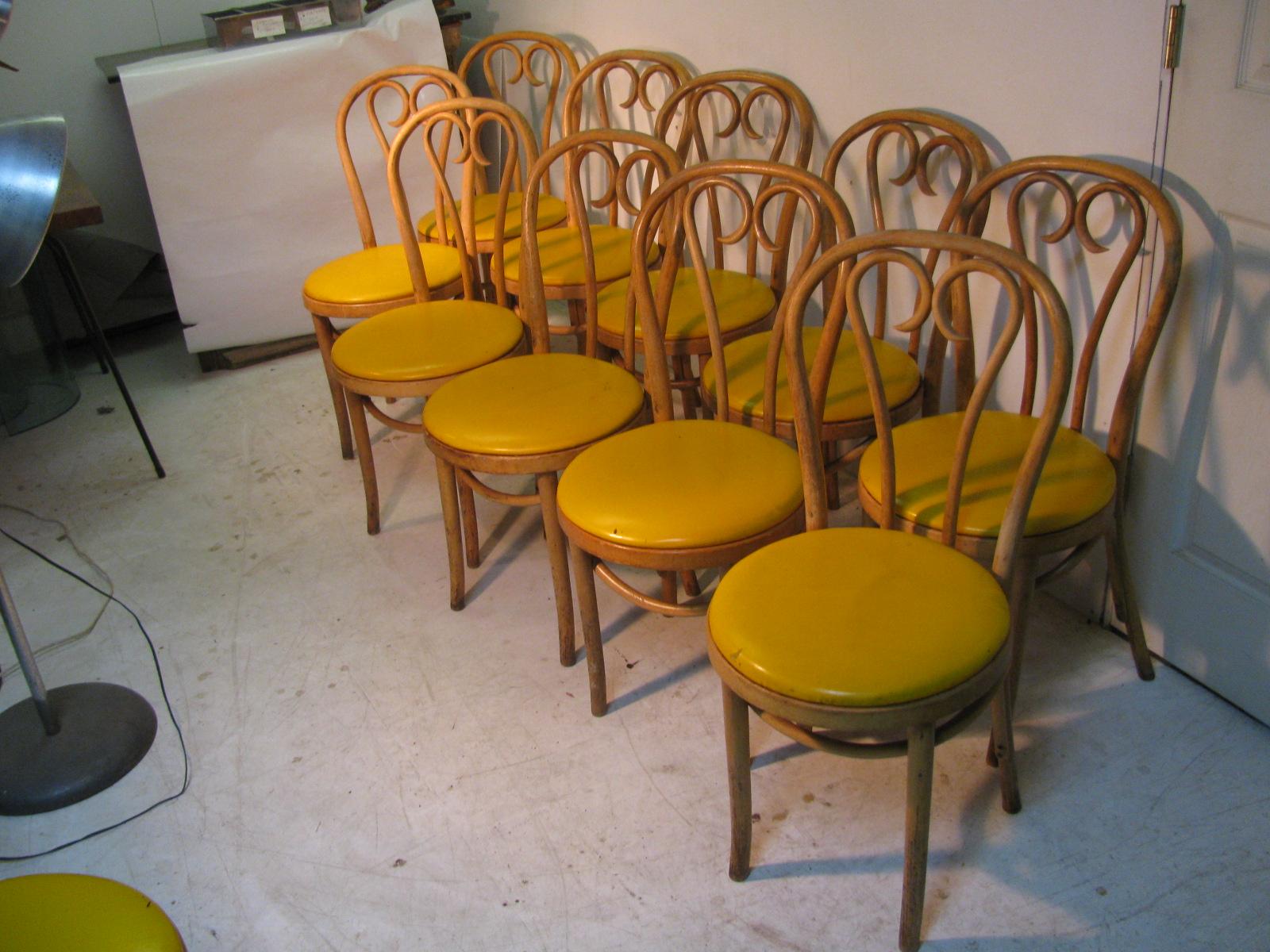 Roumain Paire de chaises de salle à manger bistro en bois cintré Thonet en vente