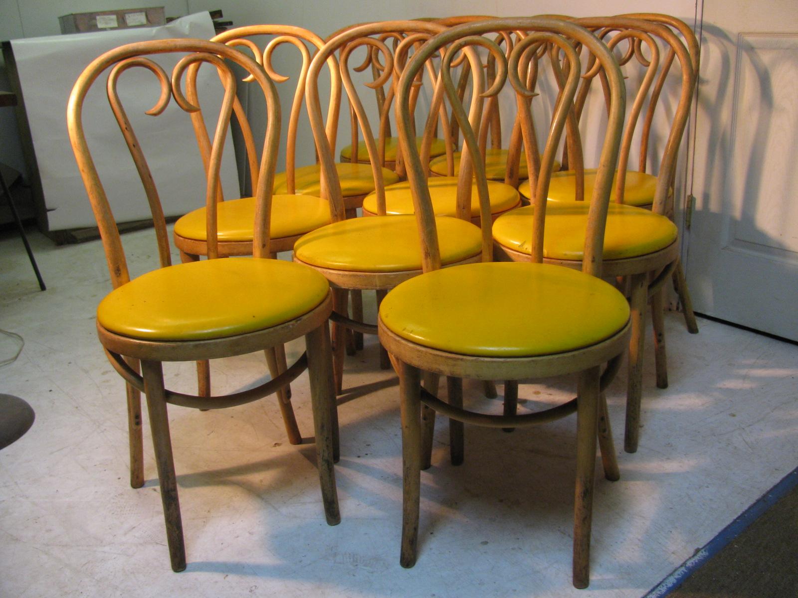 Milieu du XXe siècle Paire de chaises de salle à manger bistro en bois cintré Thonet en vente