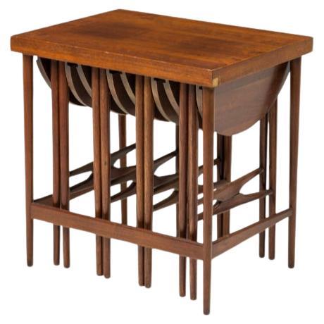 Nid de 4 tables d'appoint en noyer du milieu du siècle, chacune ayant des côtés ovales à feuilles tombantes (BERTHA SCHAEFOR FOR M. SINGER & SON)