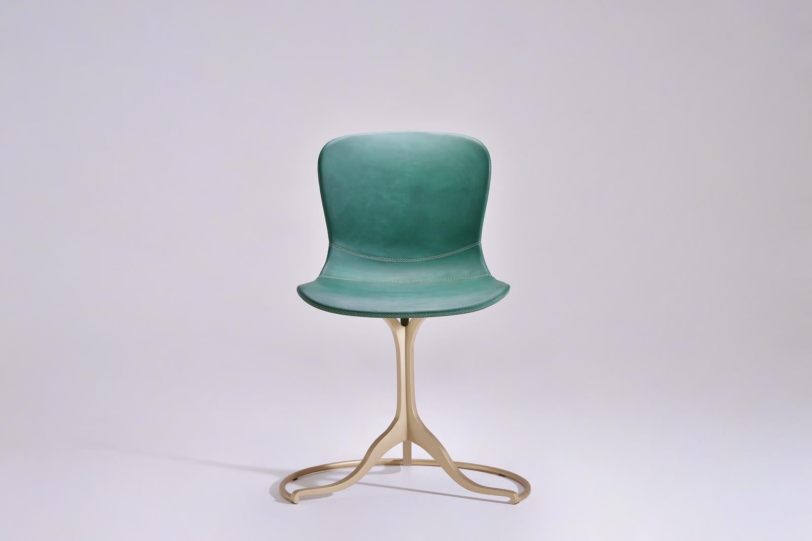 Model No: PT42-BS1-GR
Asiento: Cuero
Color del asiento: Emeraude
Base: Latón fundido en arena
Acabado de la base: Arena dorada cepillada
Dimensiones: 57 x 50 x 79 cm; altura del asiento 46 cm
(An x Pr x Al): 22,44 x 19,69 x 31,1 pulgadas; altura del