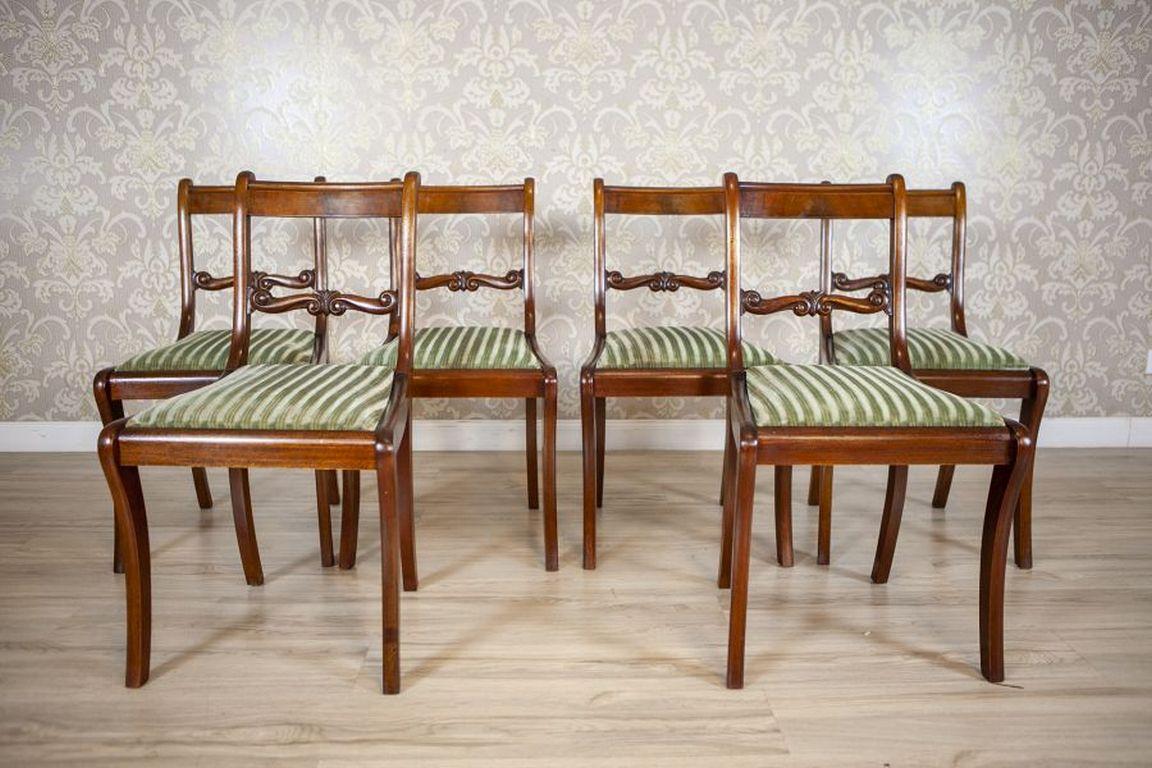Set di sedie e poltrone in mogano in stile Biedermeier dell'inizio del XX secolo

Un set composto da sei sedie e due poltrone in mogano, datato alla prima metà del XX secolo. La struttura superiore è curva, con un elemento decorativo alla base dello