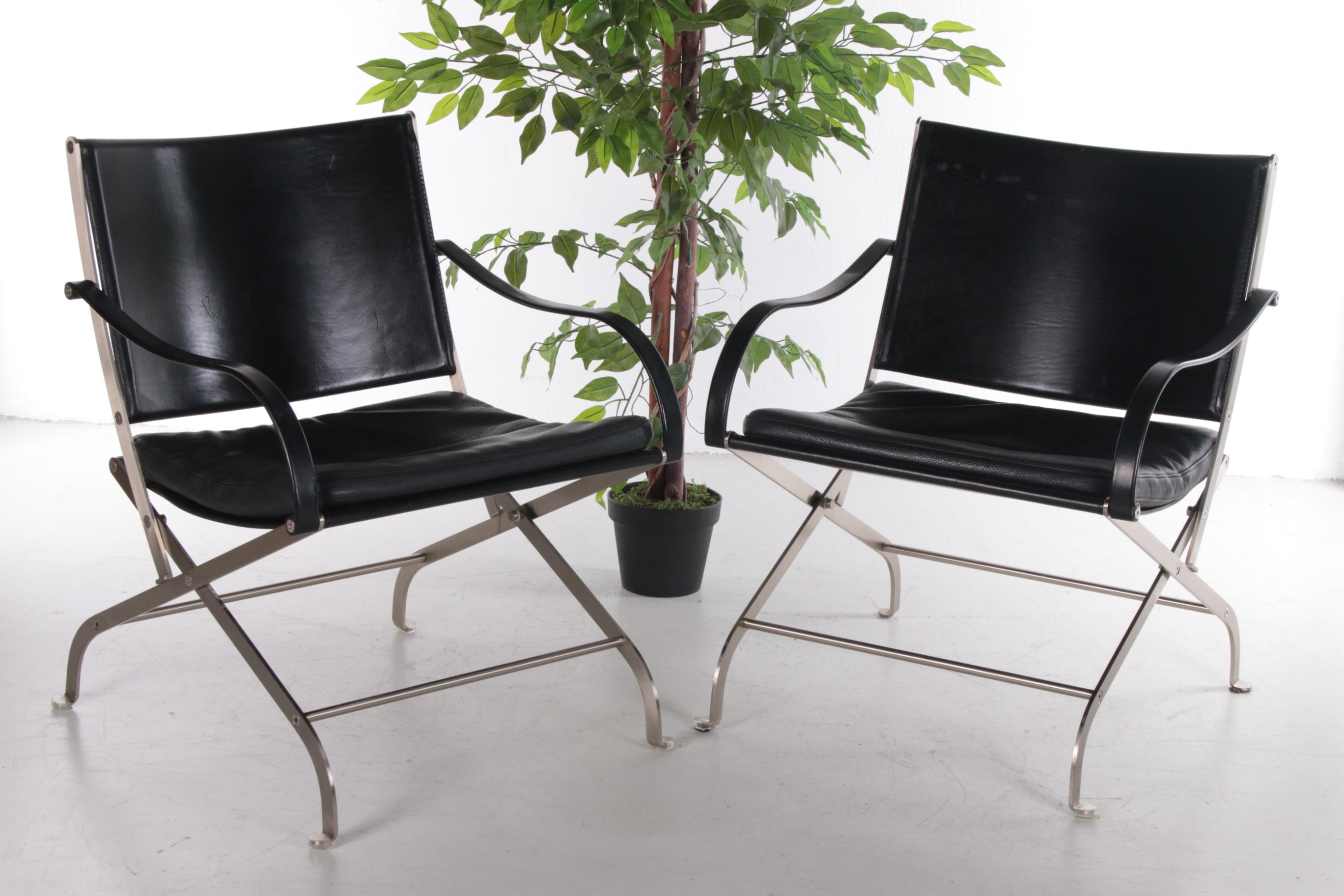 A beautiful set of two black leather Carlotta chairs from the 90s. The chairs were designed by the Italian designer Antonio Citterio for the company Flexform.

The chairs have a beautiful modern design due to the combination of metal and leather,
