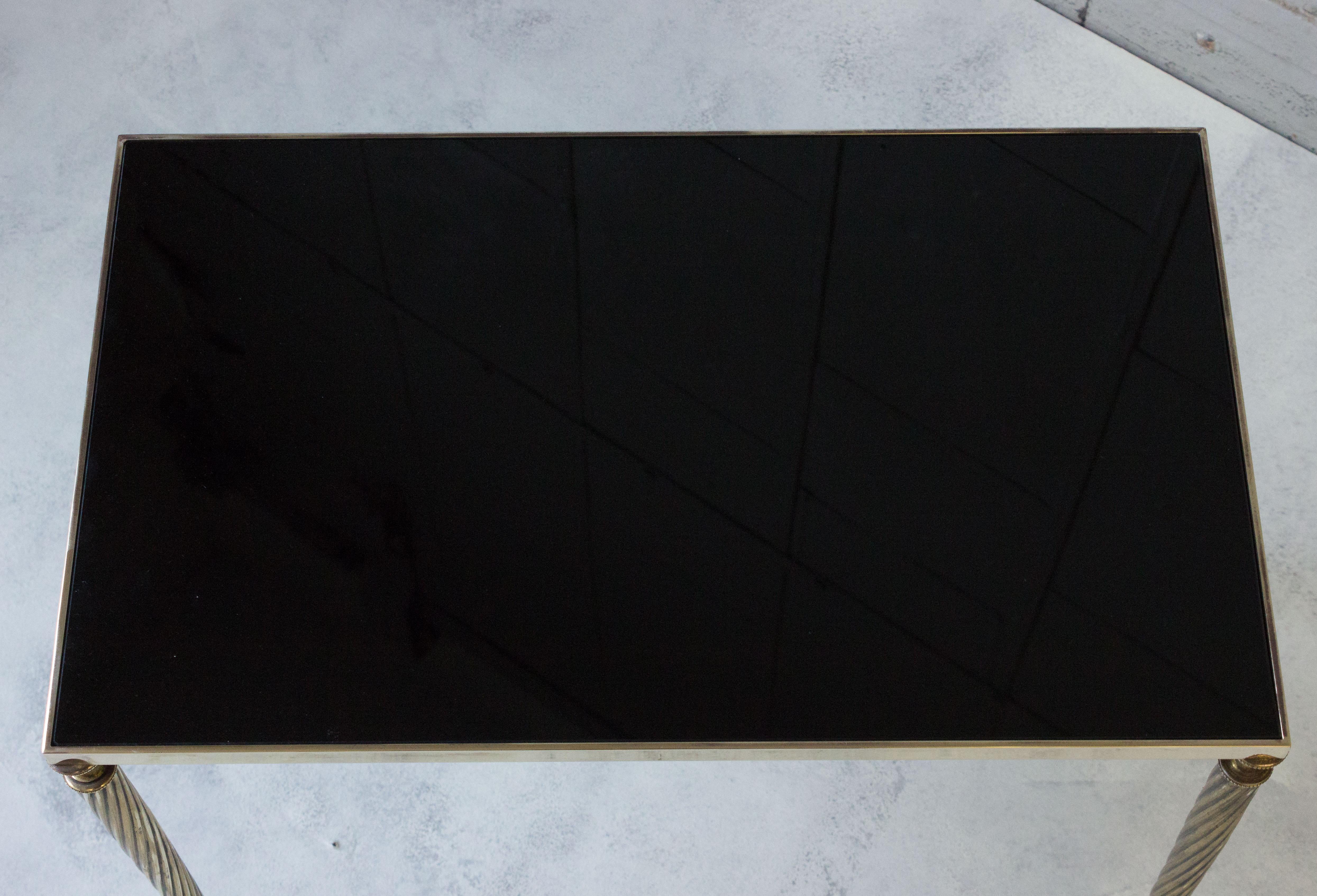 Ensemble de 3 tables gigognes françaises en verre noir et laiton en vente 5