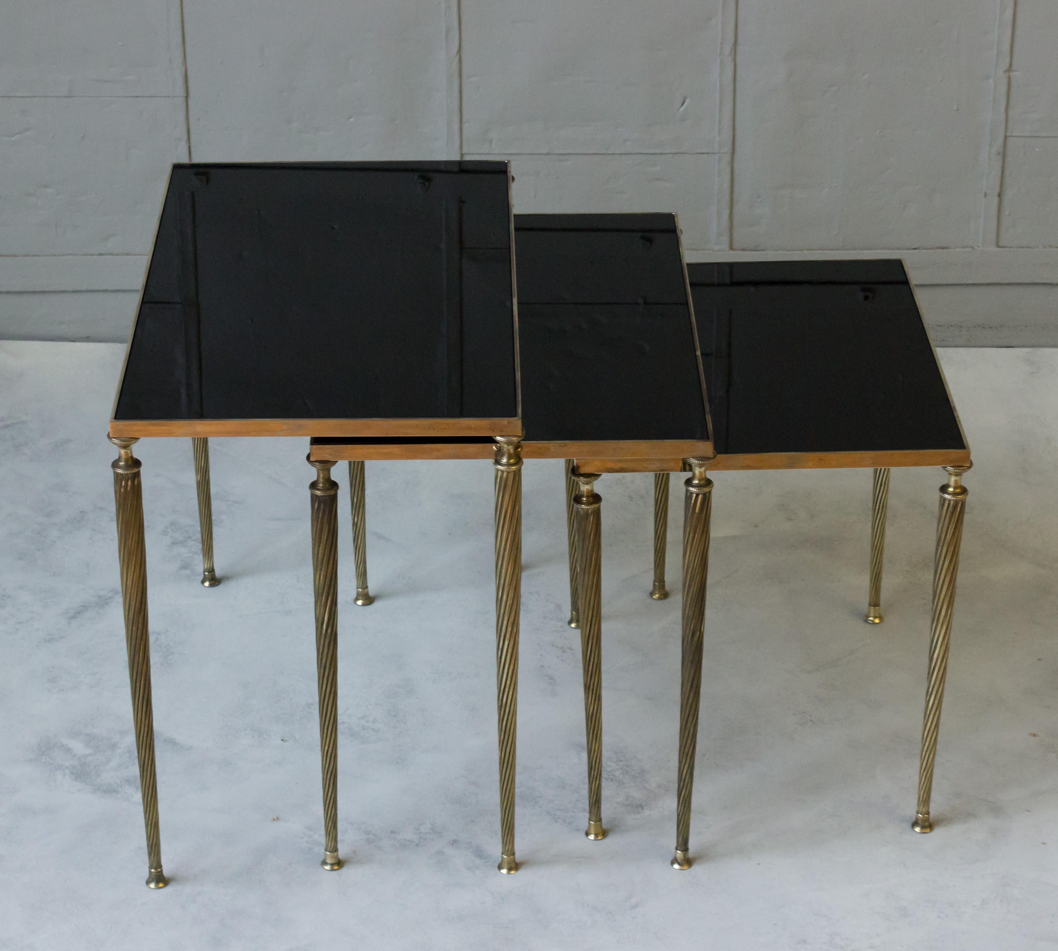 Français  Ensemble de 3 tables gigognes françaises en verre noir et laiton   en vente