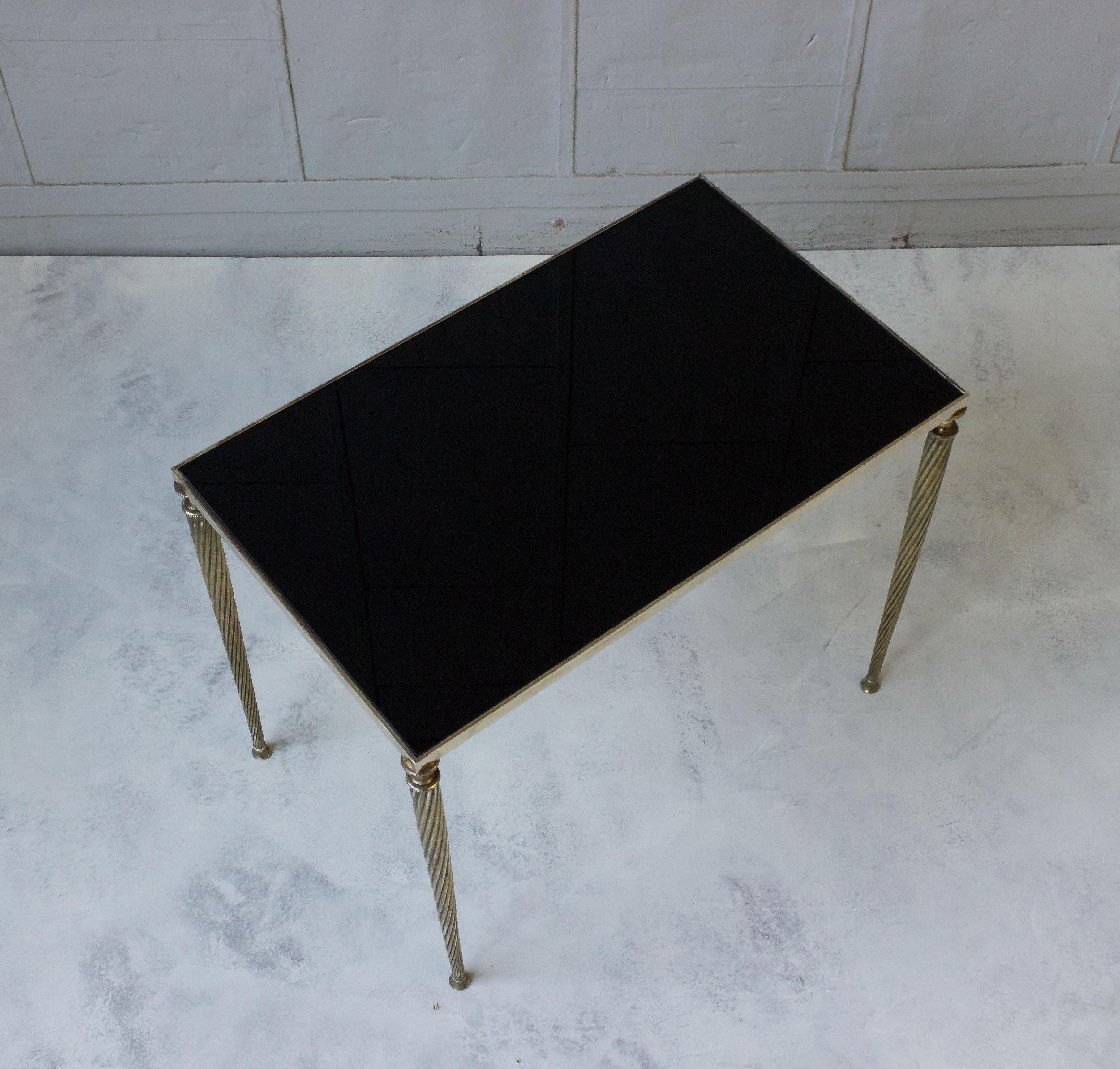 Milieu du XXe siècle Ensemble de 3 tables gigognes françaises en verre noir et laiton en vente
