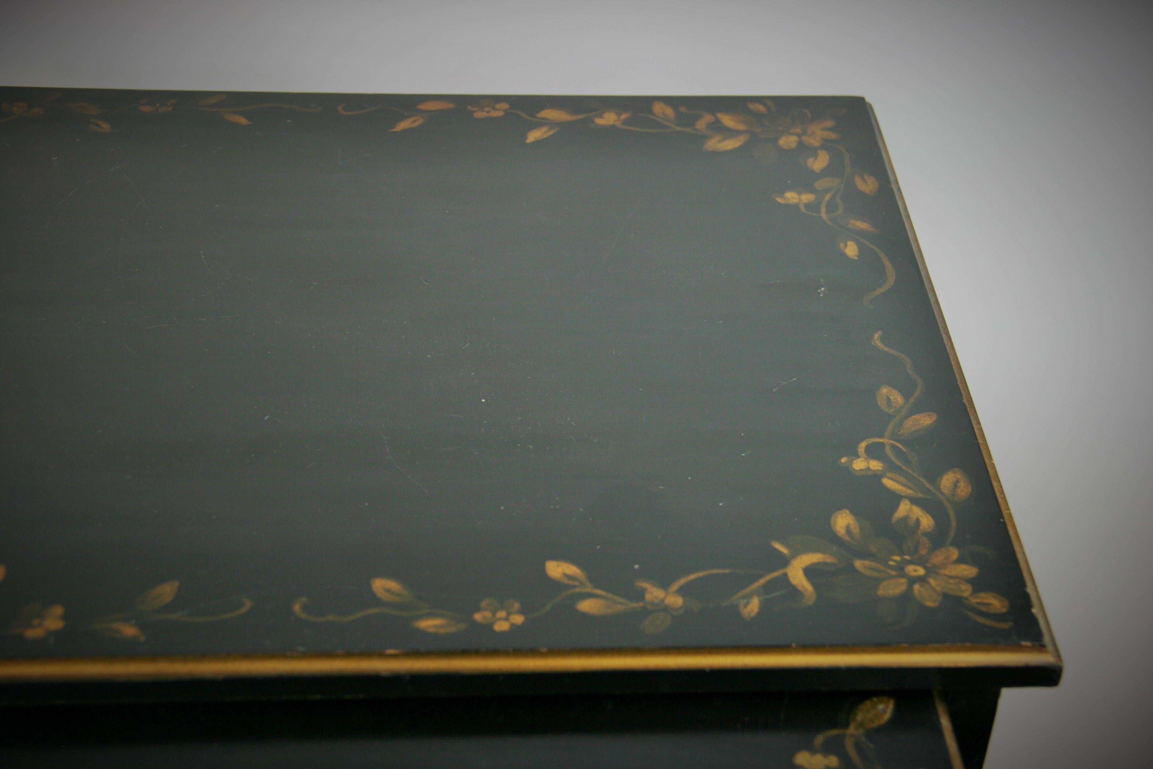 Set schwarzer Nesting-Tische mit vergoldetem Blumenmuster von Imperial Furniture im Angebot 4