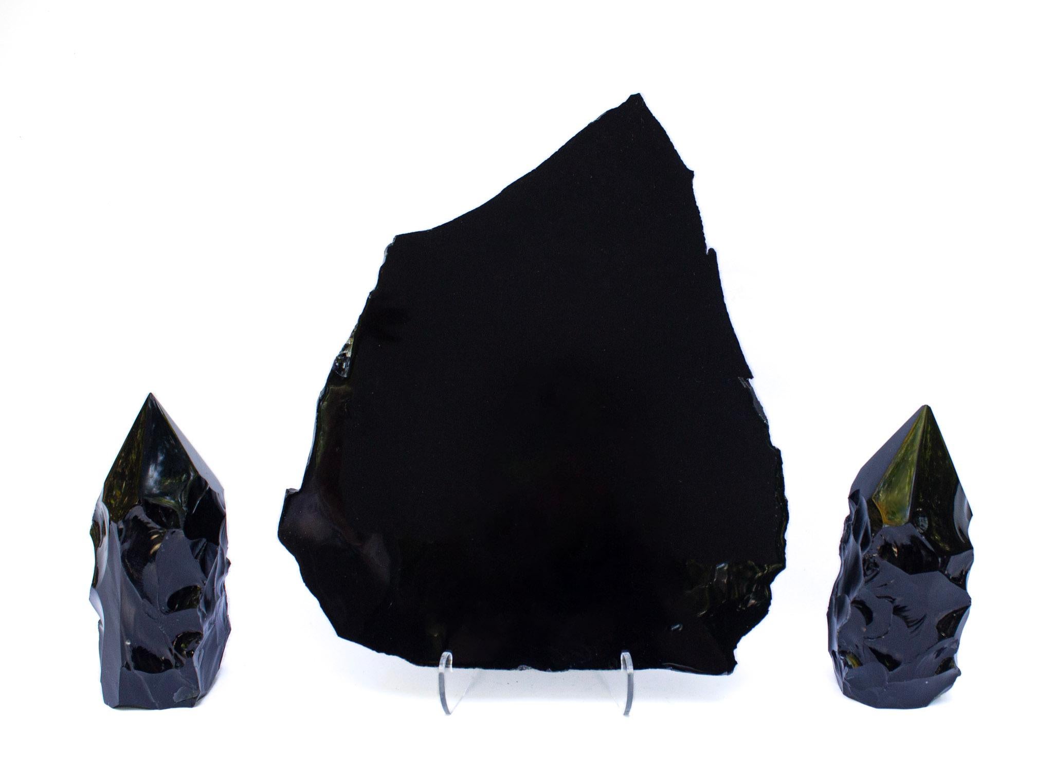 Conjunto de tres piezas de obsidiana negra pulida con hendiduras de formación natural.

Las dos puntas de obsidiana se han cortado y pulido, mientras que el cuerpo restante de la obsidiana se ha dejado en su forma orgánica. El espejo de losa de