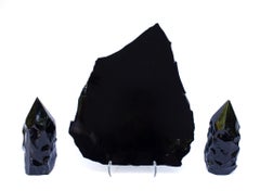 Satz schwarzer Obsidianspiegel und -spitzen mit natürlich geformten Vertiefungen