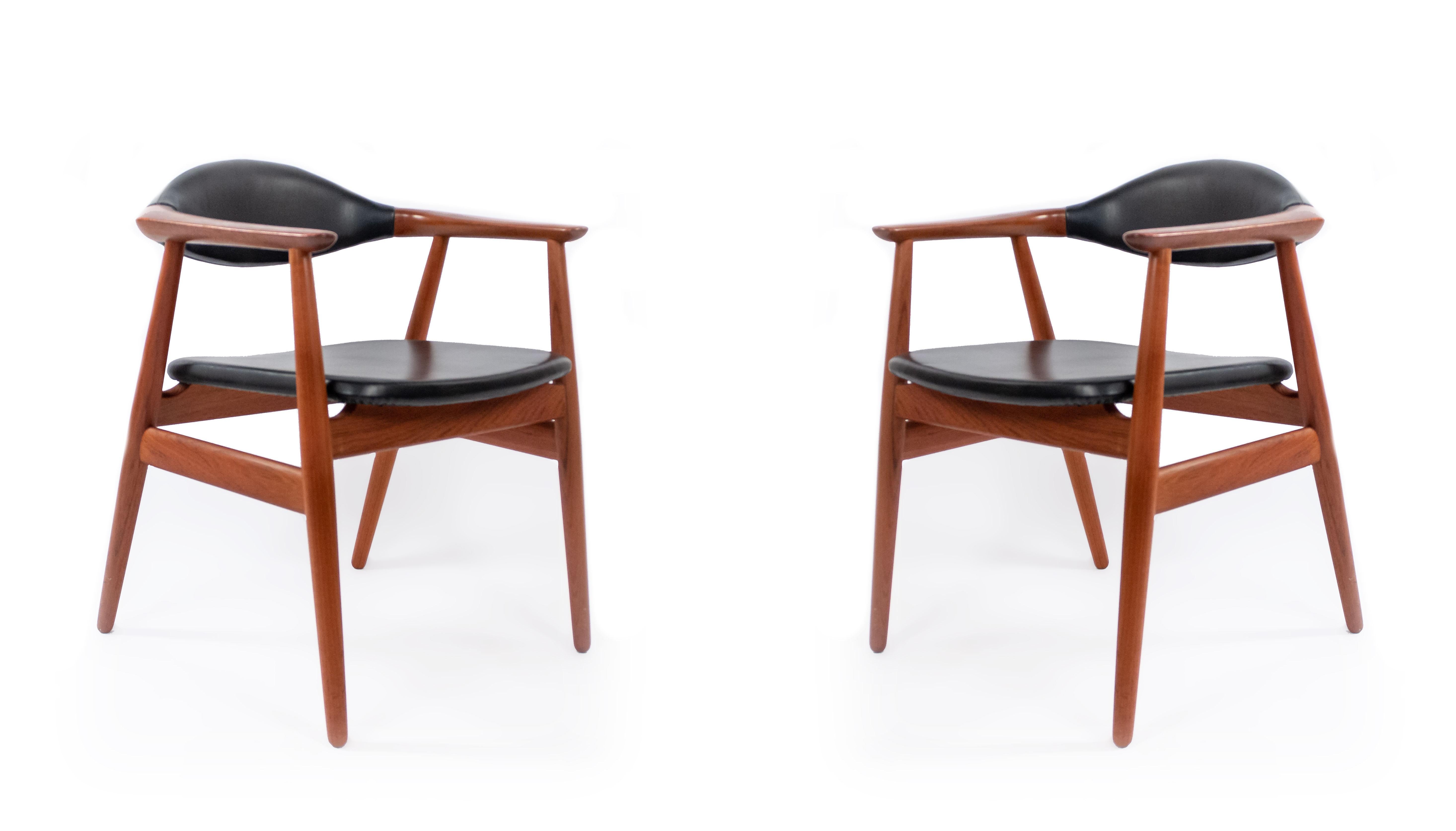 Ensemble de fauteuils Erik Kirkegaard du milieu du siècle en vinyle noir et teck en vente 6