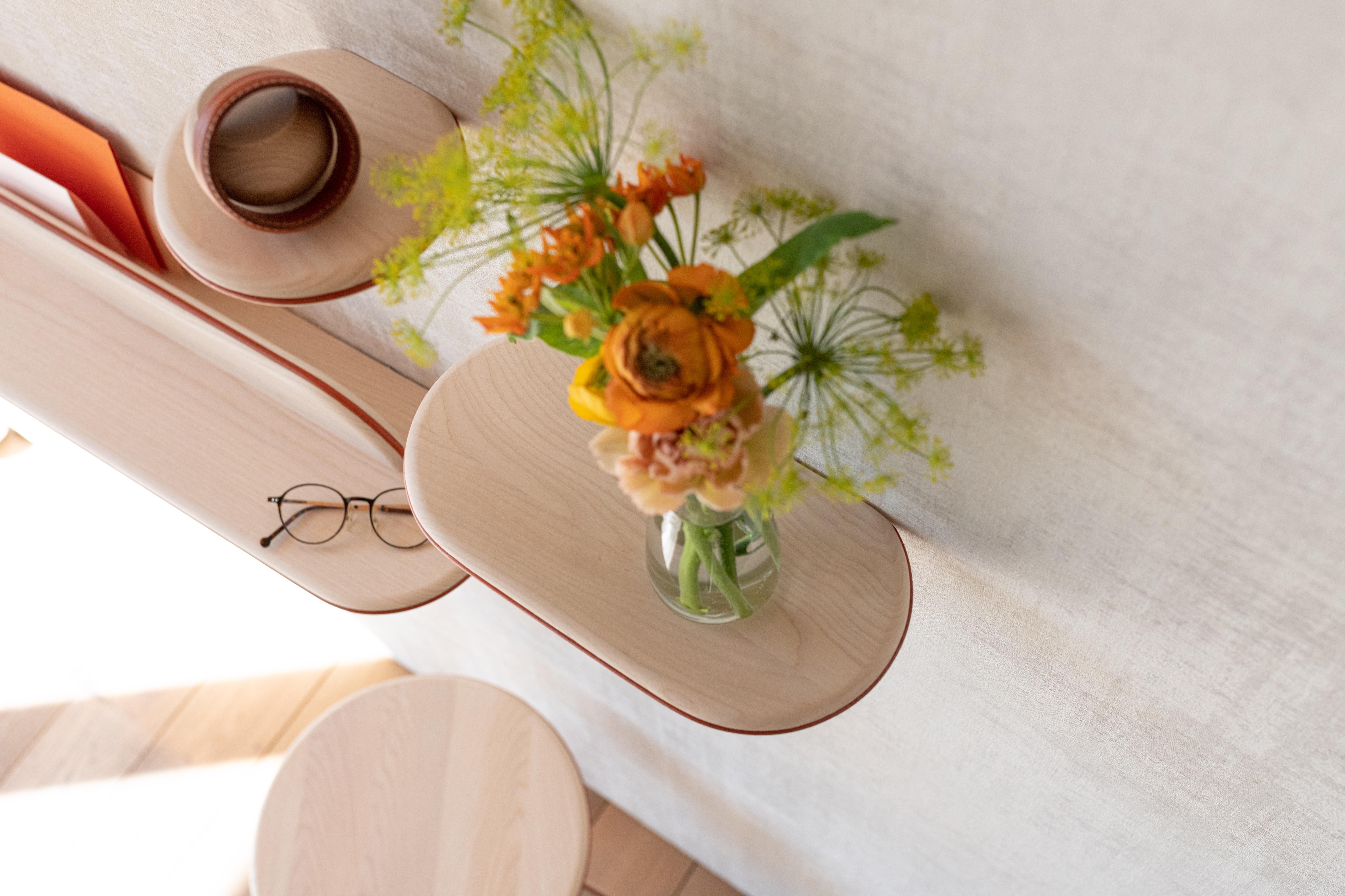 Ensemble d'étagères WALY en frêne blanchi et cuir orange de Mademoiselle Jo Neuf - En vente à Geneve, CH