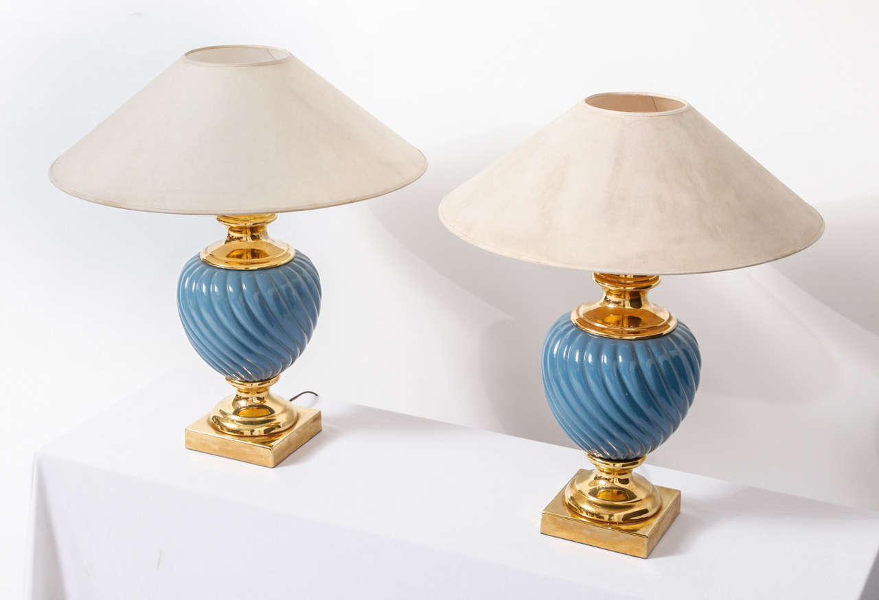 Vintage Hollywood Regency blue ceramic and brass pair of 1970s table lamps designed in Italy.