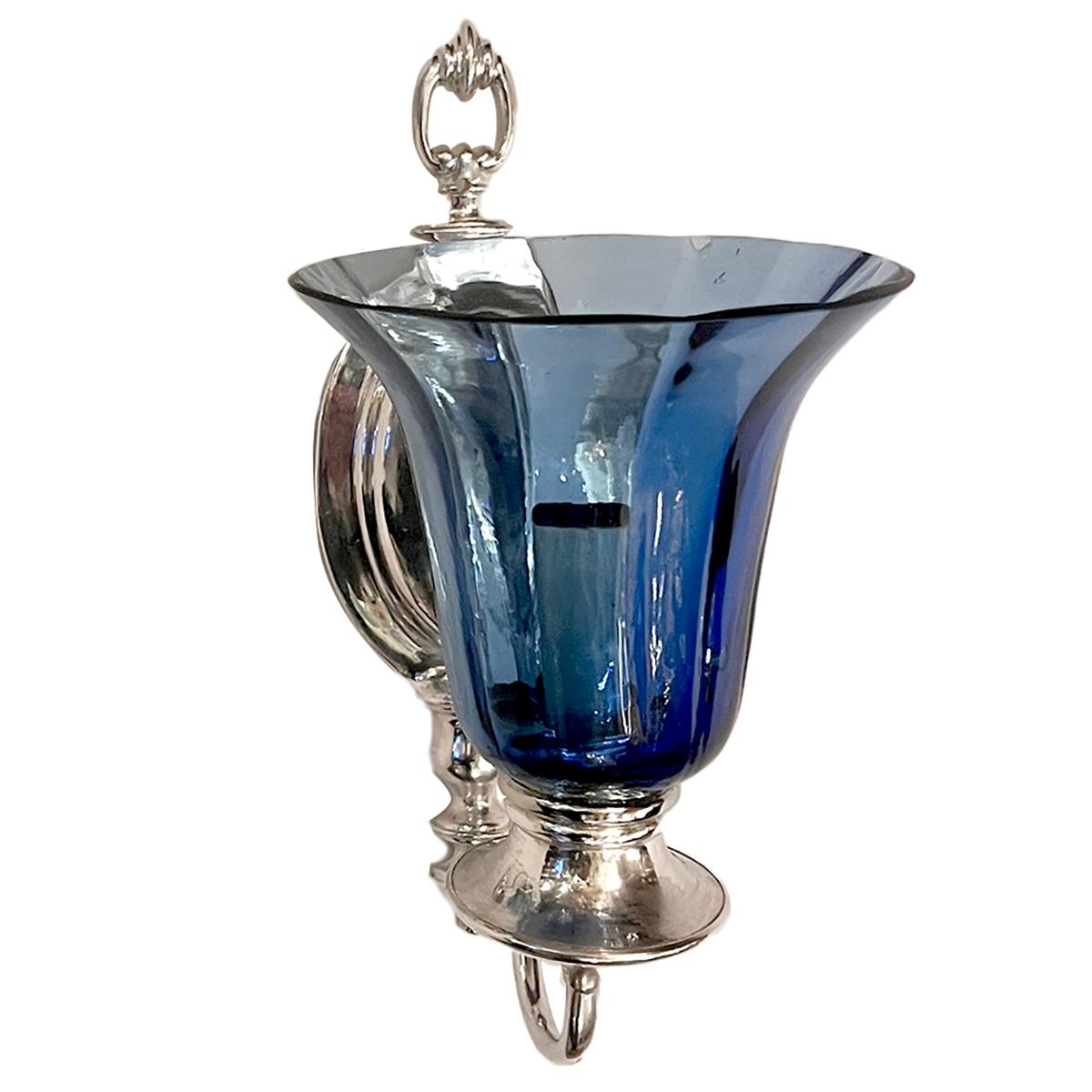 Ensemble de 4 appliques italiennes des années 1920 en métal argenté avec des coupes en verre bleu. Vendu par paire.

Mesures :
Hauteur : 10.5