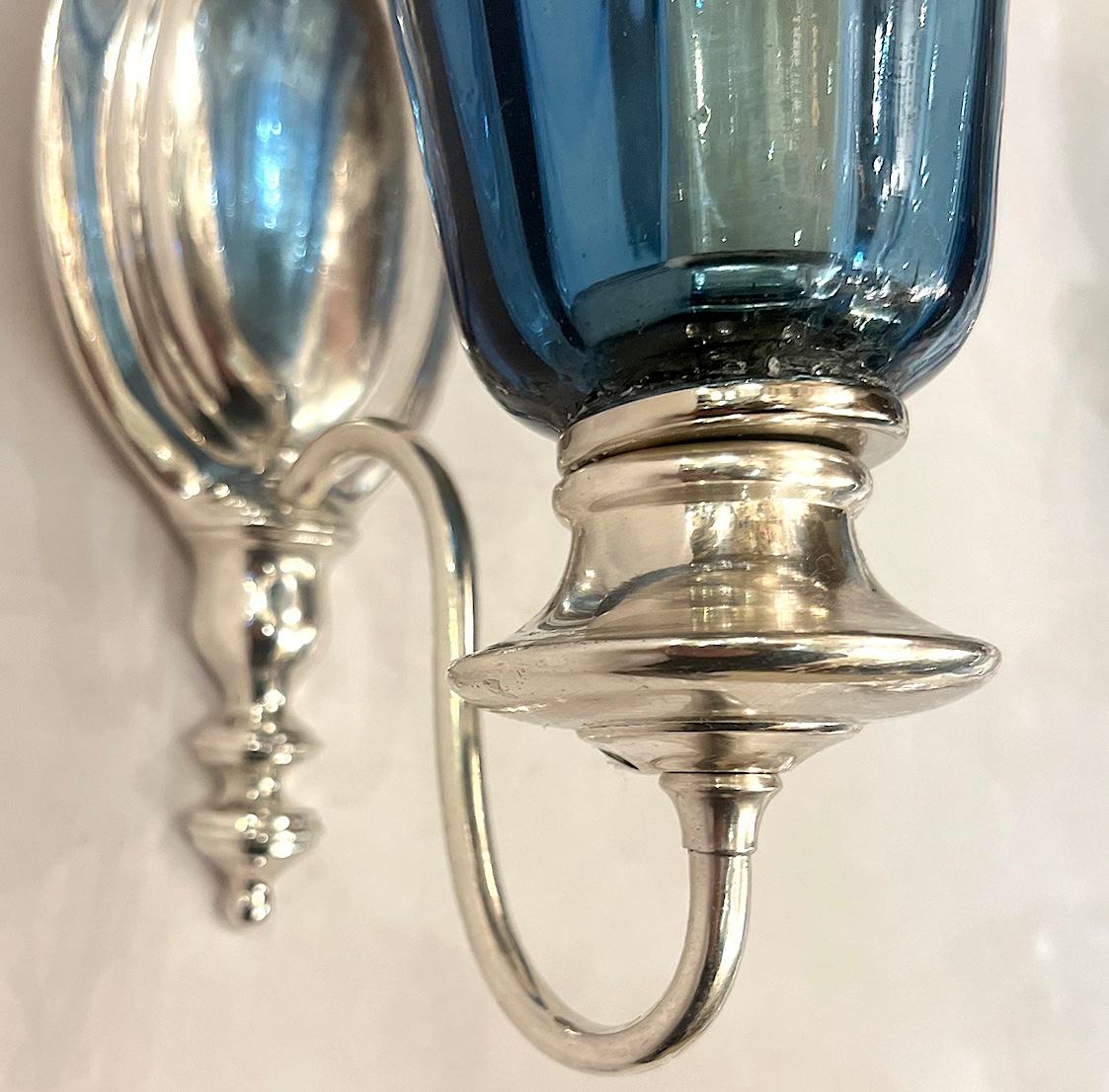 Ensemble d'appliques en verre bleu, vendu par paire. Bon état - En vente à New York, NY