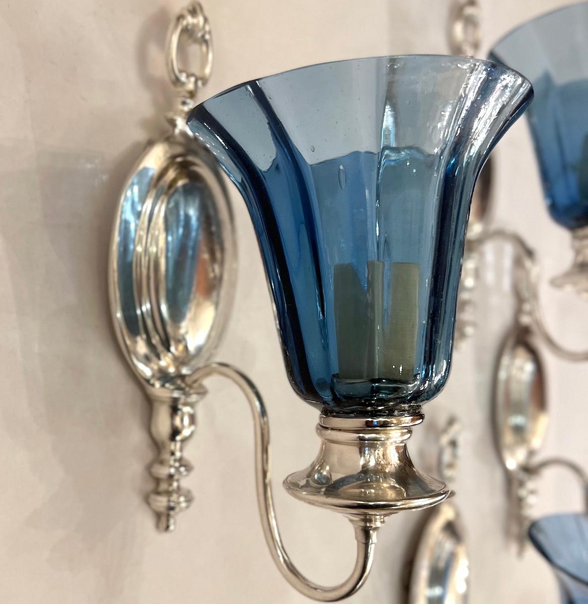 Plaqué argent Ensemble d'appliques en verre bleu, vendu par paire. en vente