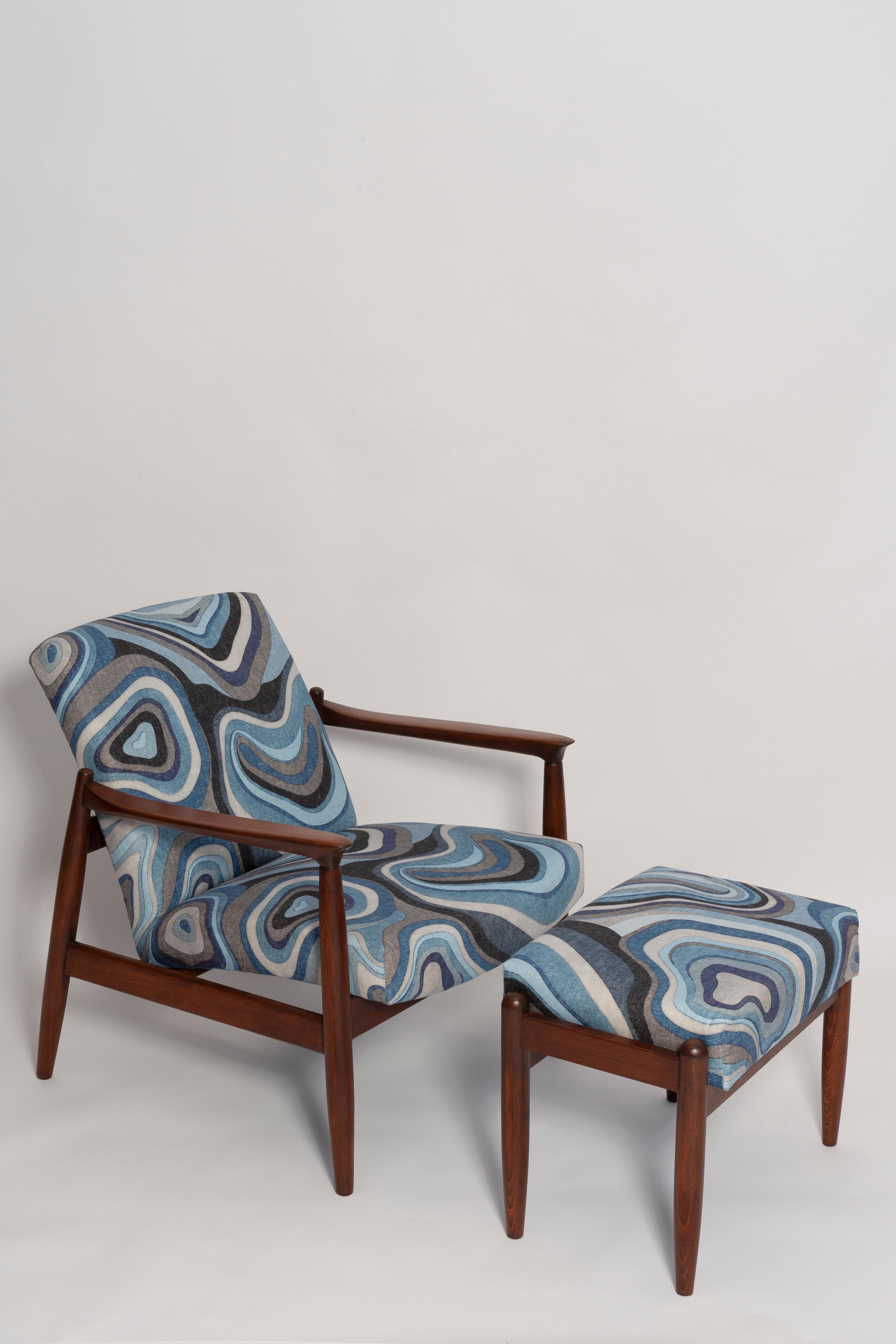 Bellissima poltrona e sgabello disegnati da Edmund Homa. 

I mobili sono stati realizzati negli anni '60 nella fabbrica di mobili Gosciecinska in legno massiccio di faggio. La poltrona di tipo GFM è considerata uno dei migliori design di poltrone