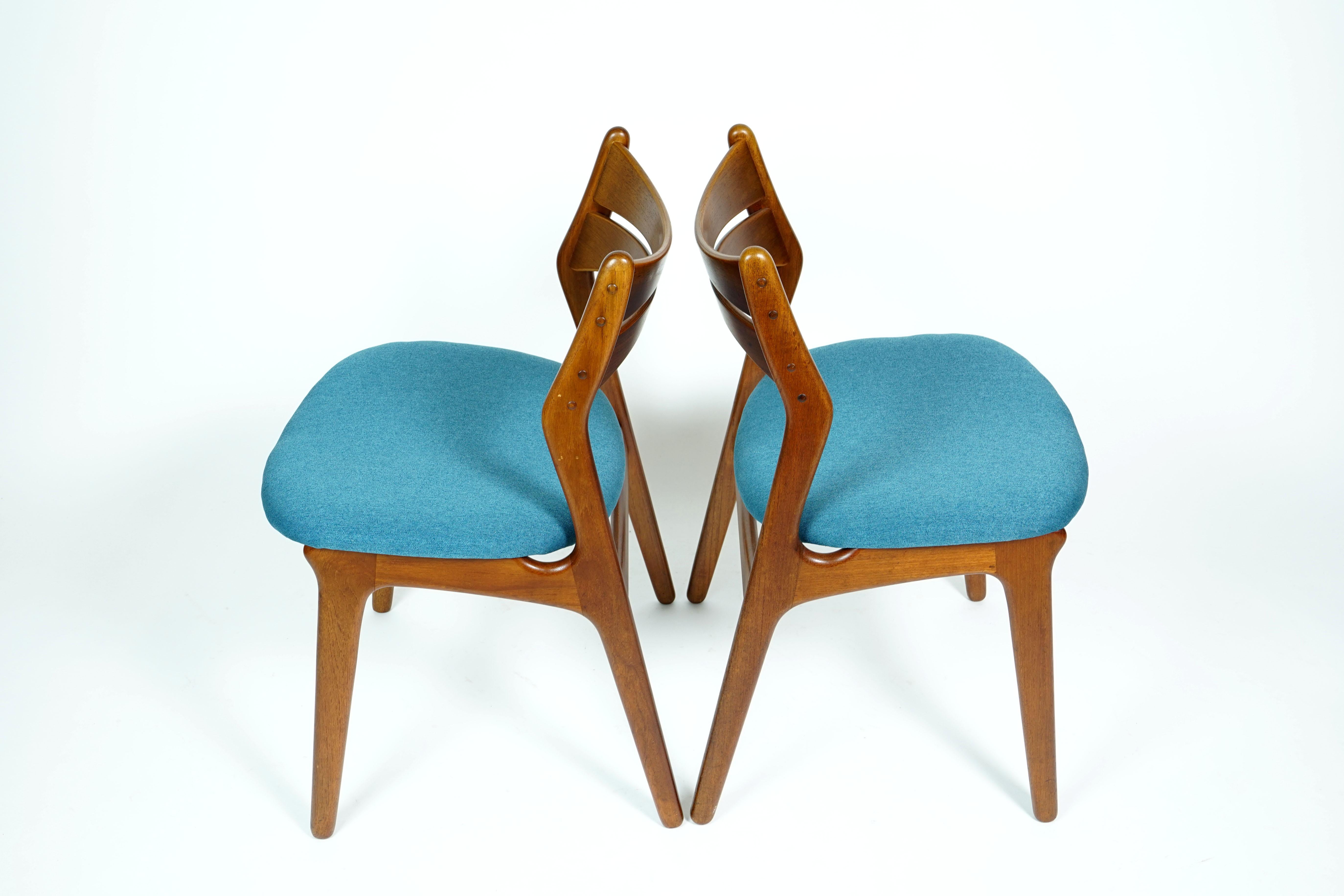 Wonderful set of five dining chairs model #310. The chairs are designed by Erik Buch for manufacturer Chr. Christiansen Møbelfabrik in the 1960s.

The rare and extraordinary chairs are completely restored and new upholstered with blue high-quality