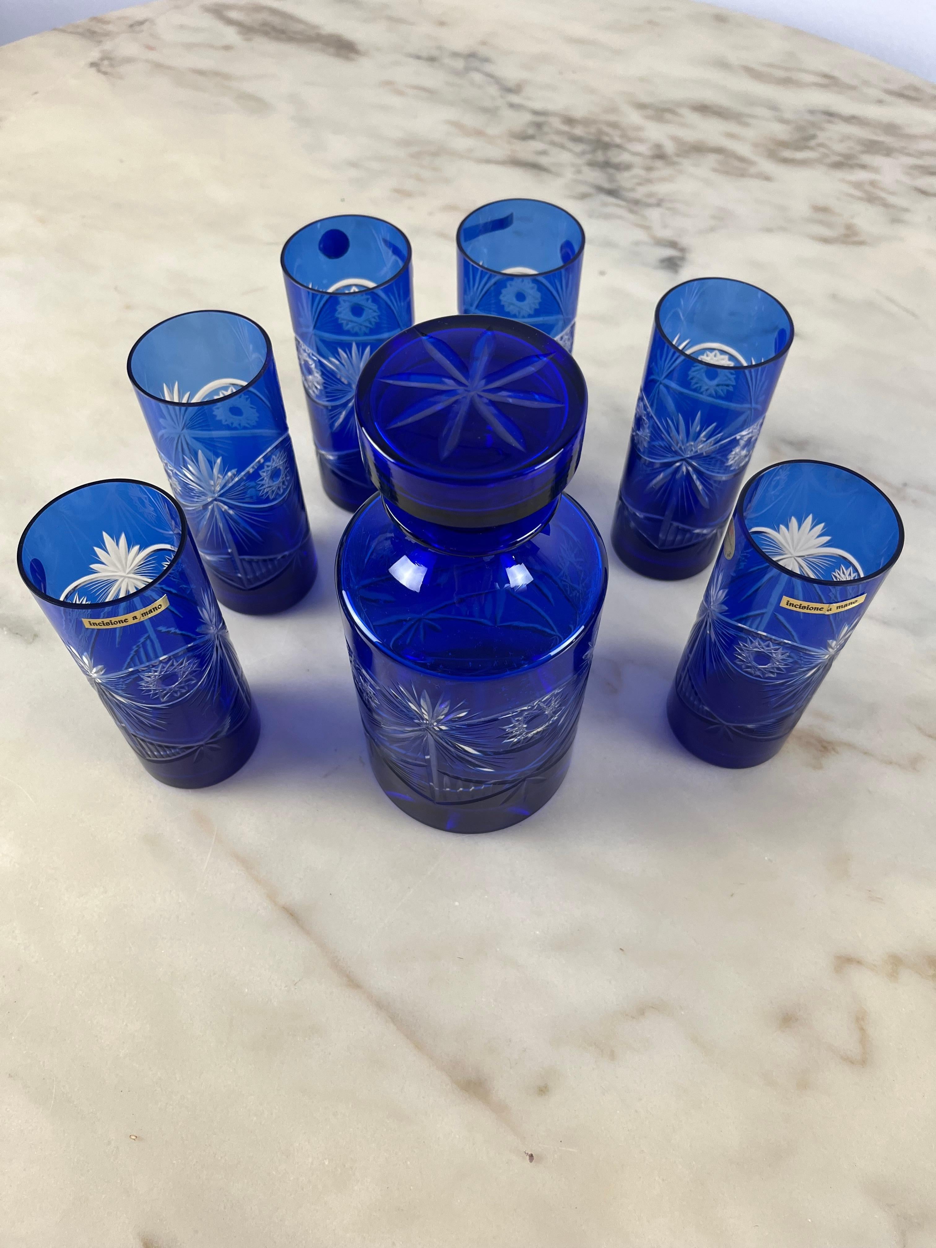 Set aus Flasche und 6 Gläsern aus farbigem und handgraviertem Kristall, Italien, 1980er Jahre im Angebot 1