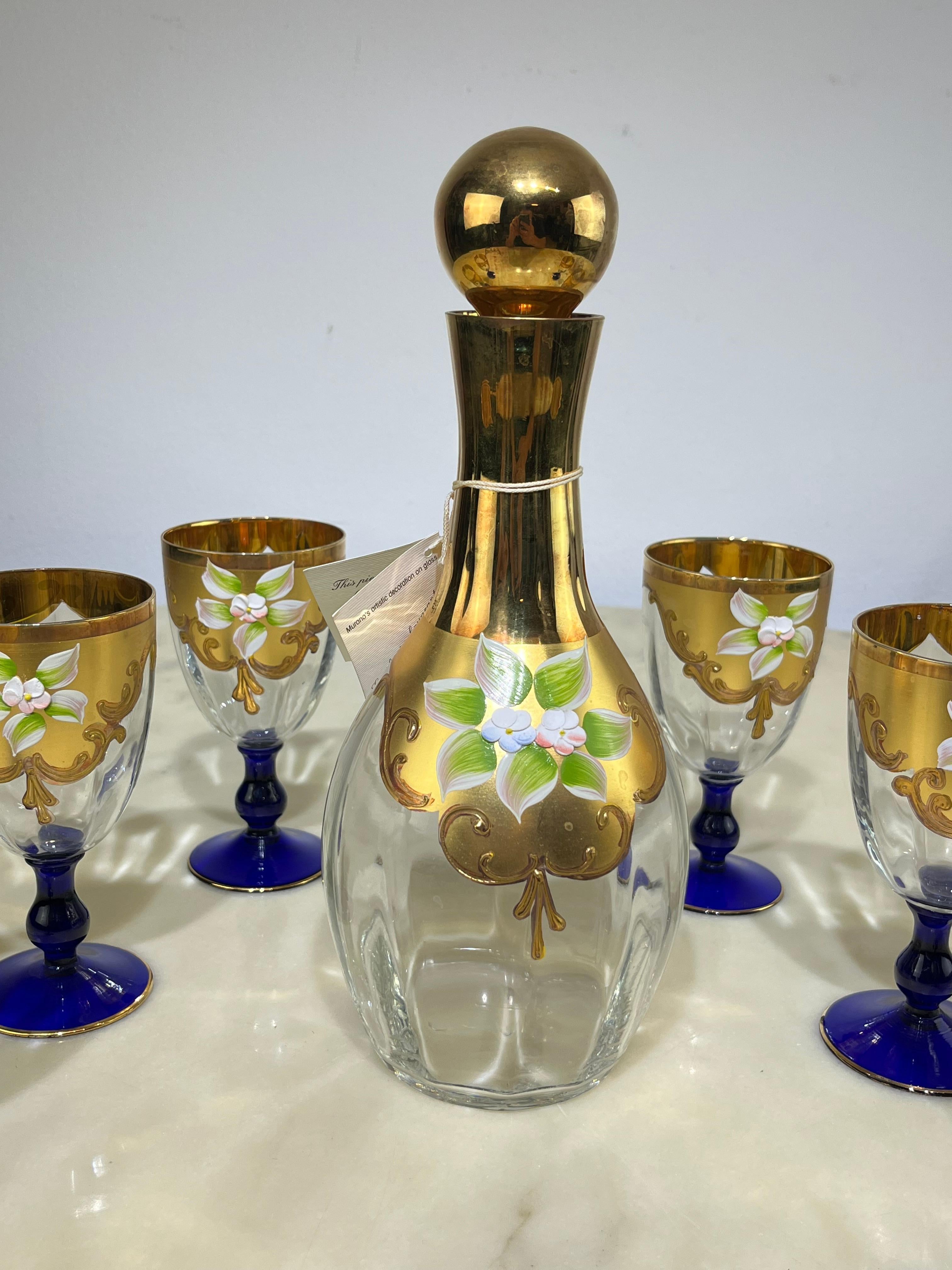 Set aus einer Flasche und sechs Gläsern aus handbemaltem Murano-Glas mit 24-karätigem Gold, Italien, 1970er Jahre
Hochzeitsgeschenk meiner Großeltern, Werk eines venezianischen Meisters. Die Flasche ist 28 cm hoch und hat einen Durchmesser von 11