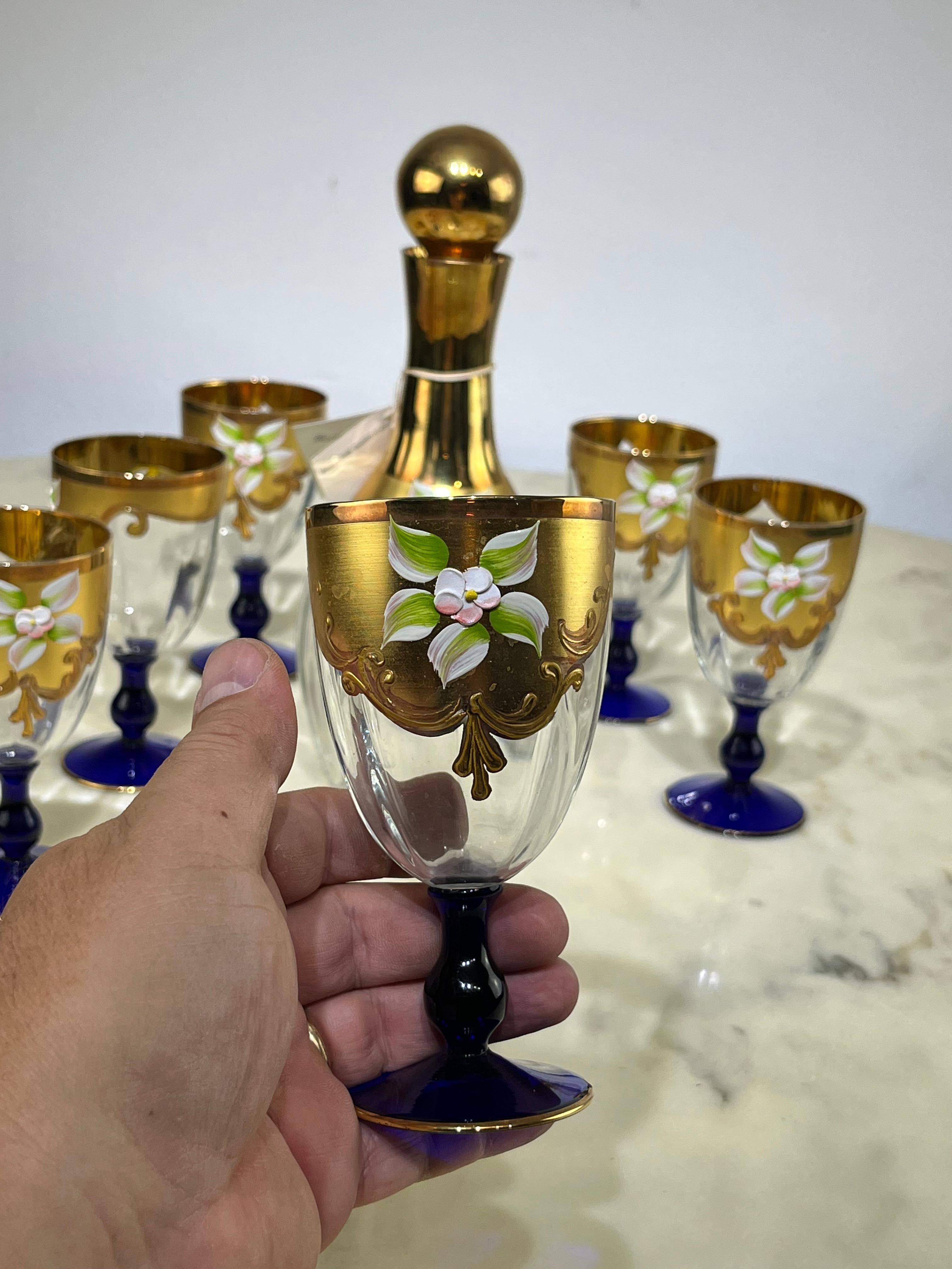 Flaschenset und sechs Gläser aus handbemaltem Murano-Glas in 24 kt Gold, 1970er Jahre (Ende des 20. Jahrhunderts) im Angebot