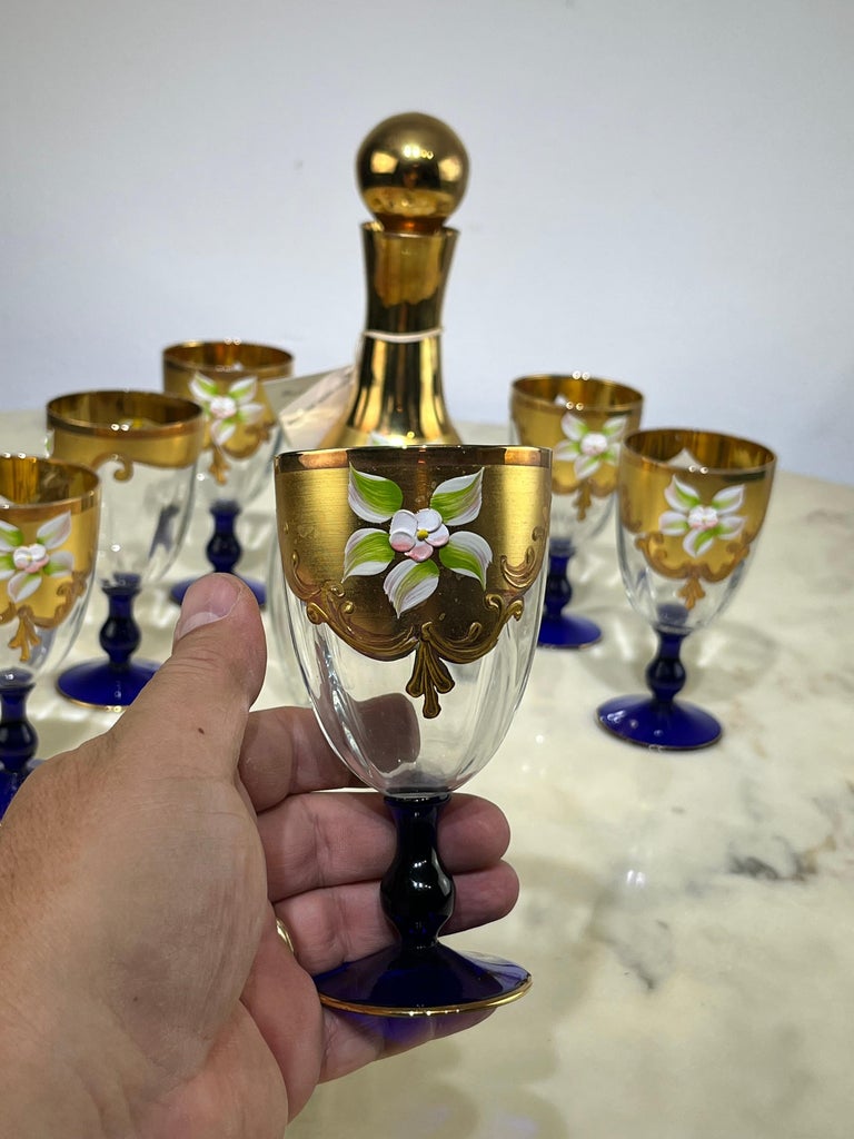 Juego de Botella y Seis Vasos de cristal de Murano pintados a mano en oro  de 24 kt, años 70 en venta en 1stDibs España, image size:768x1024