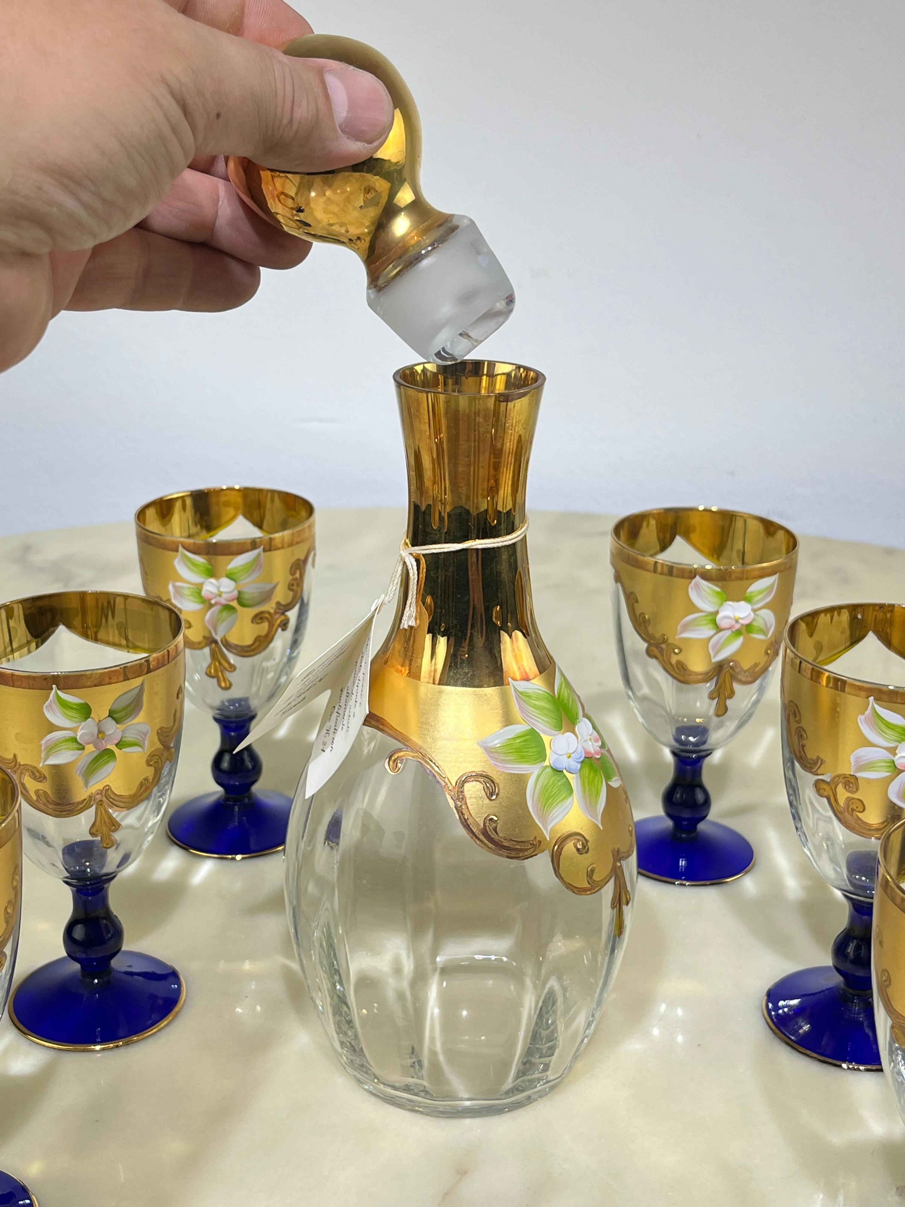 Flaschenset und sechs Gläser aus handbemaltem Murano-Glas in 24 kt Gold, 1970er Jahre im Angebot 1