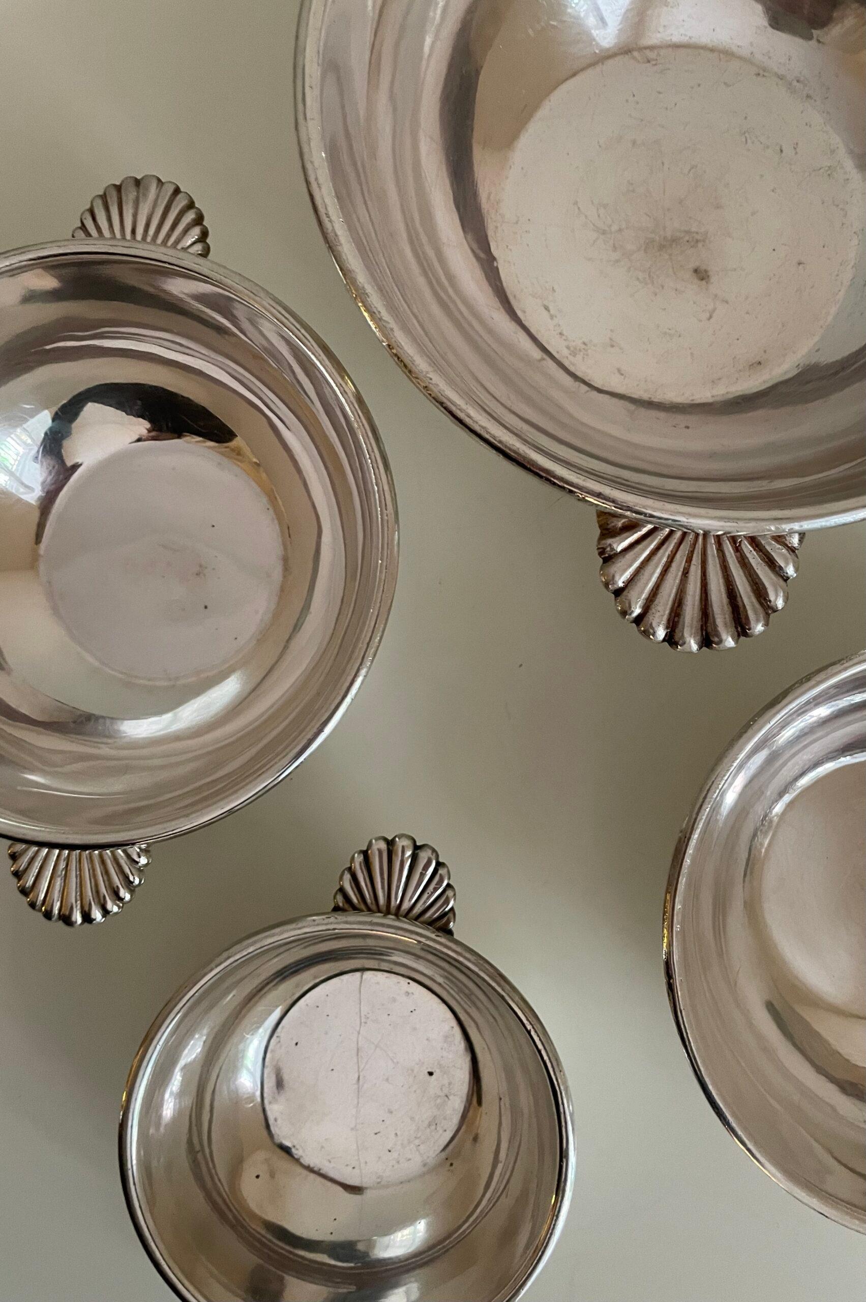 Silver bowls, made in Toulouse by Felix Frères, 20th century. Comprising; 1 large, 2 medium and 1 small.

Height: 7cm - 5cm - 4cm
Ø: 18cm - 13cm - 10cm