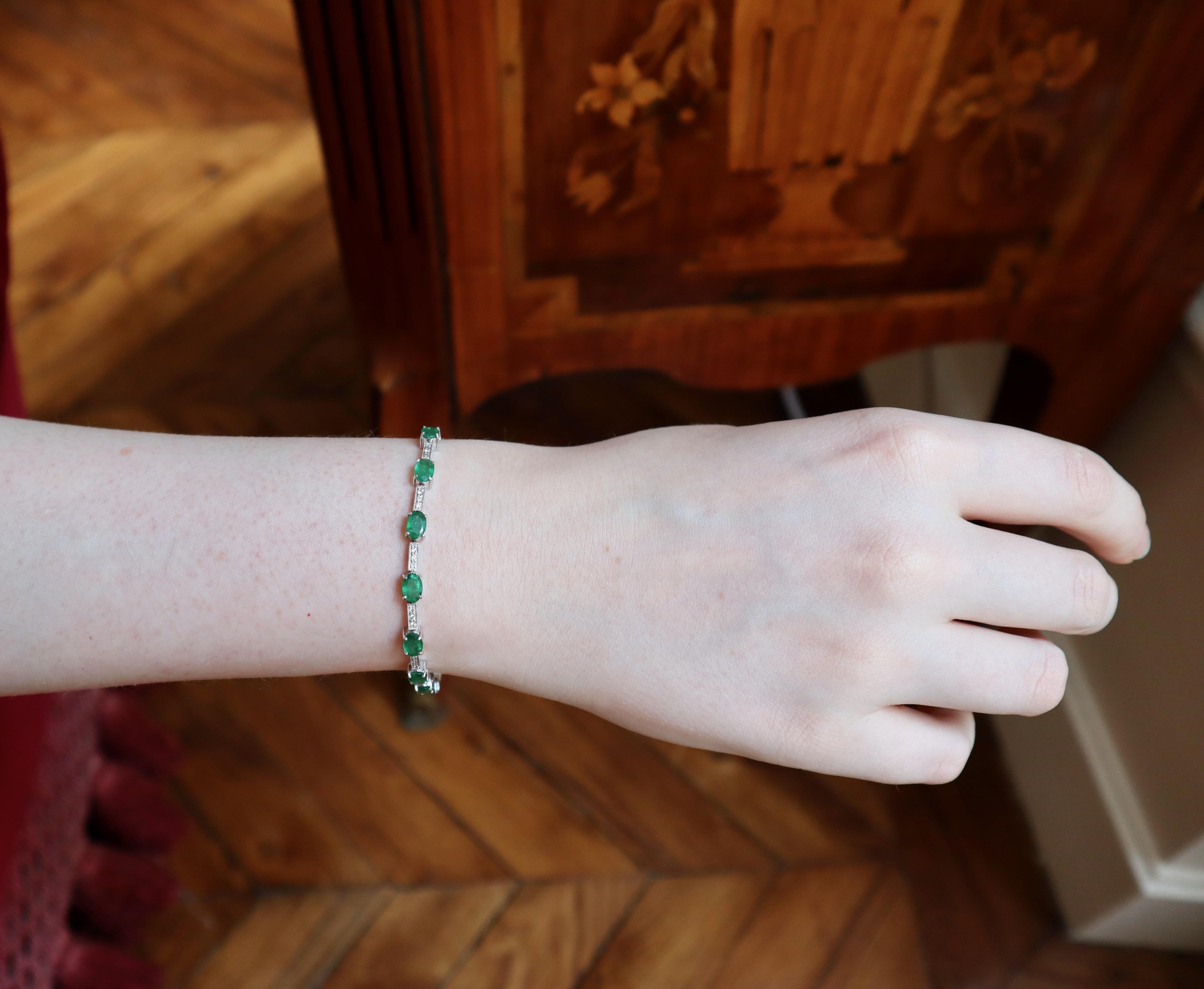 Conjunto de Pulseras en Oro Blanco de 18k, Rubíes 10,04 kt Esmeraldas 7,5 kt Diamantes Corte oval en venta