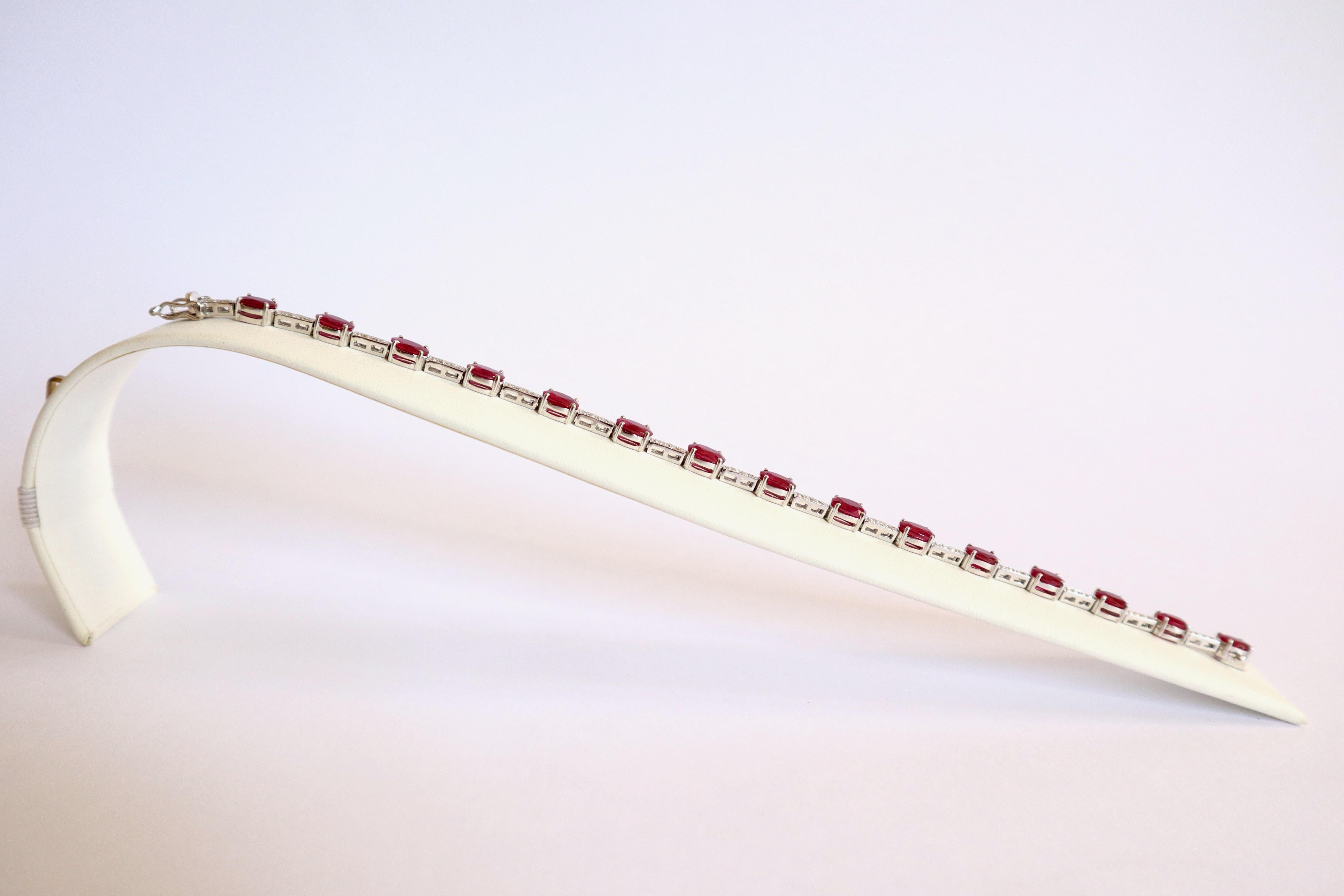 Conjunto de Pulseras en Oro Blanco de 18k, Rubíes 10,04 kt Esmeraldas 7,5 kt Diamantes en venta 3