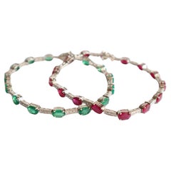 Set von Armbändern aus 18 Karat Weißgold, Rubinen 10,04 kt Smaragden 7,5 kt Diamanten