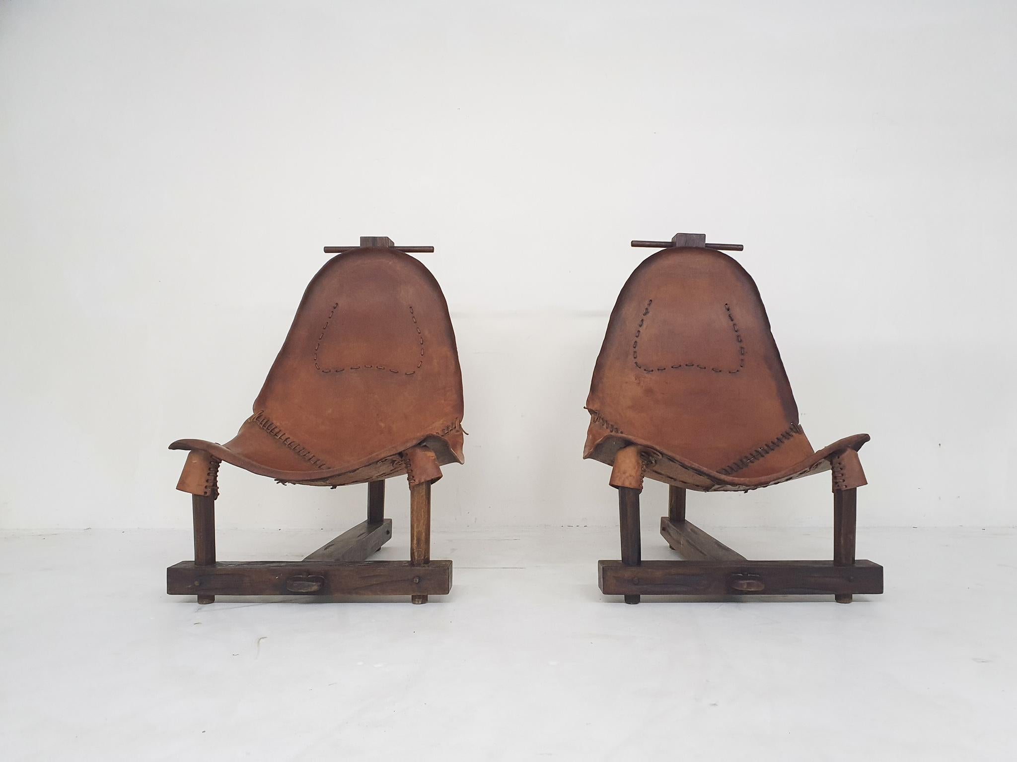 Brazilian Set of Brasilian lounge chairs in wood and saddle leather, 1960's For Sale