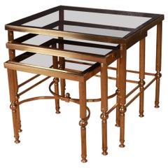 Ensemble de tables en laiton et en verre