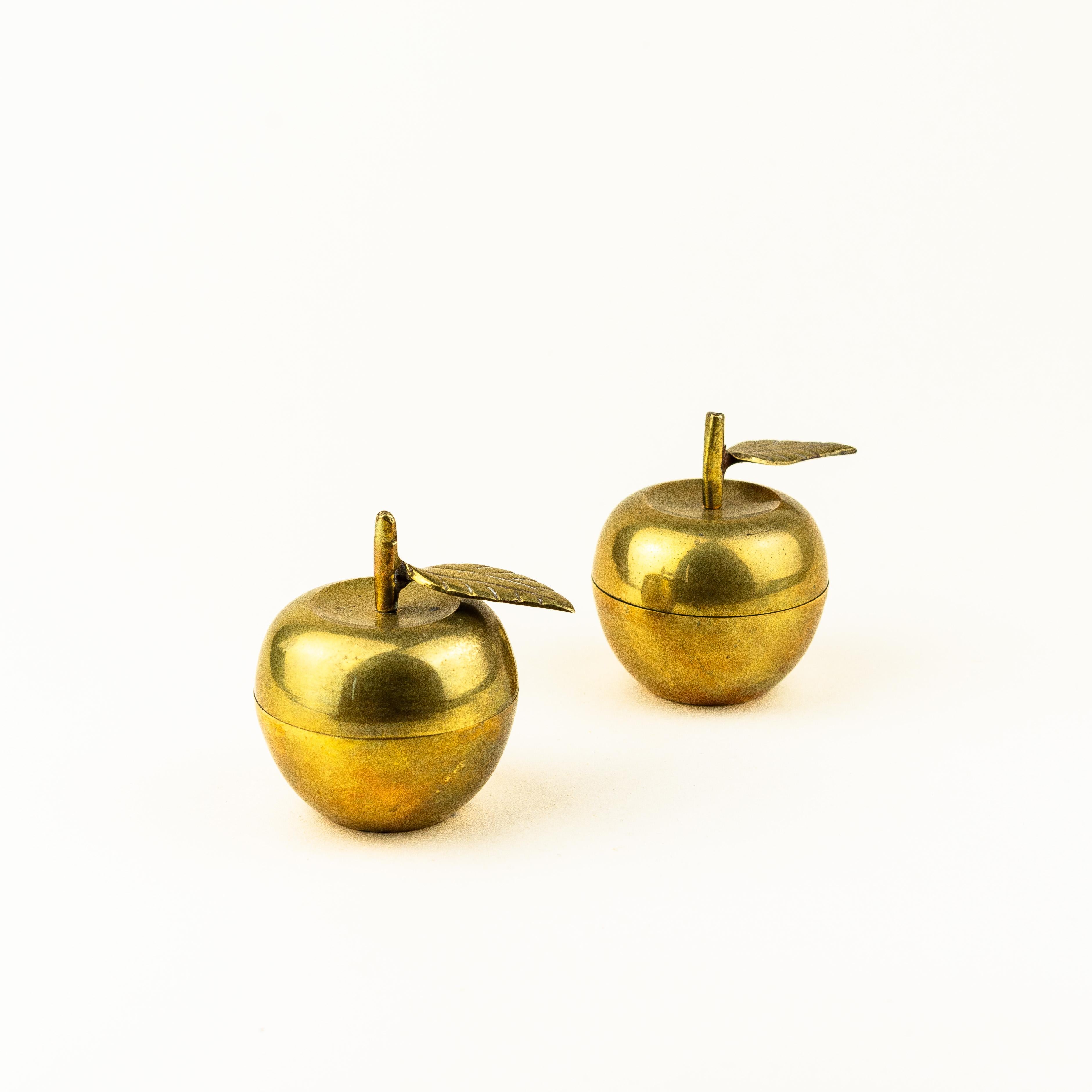 Set von Messing Apfel Schmuckkästchen 1970er Jahre.

Diese apfelförmigen Dosen sind vollständig aus massivem Messing gefertigt. 

Jedes Kästchen lässt sich in zwei Teilen öffnen und ermöglicht eine sehr dekorative Aufbewahrung verschiedener kleiner