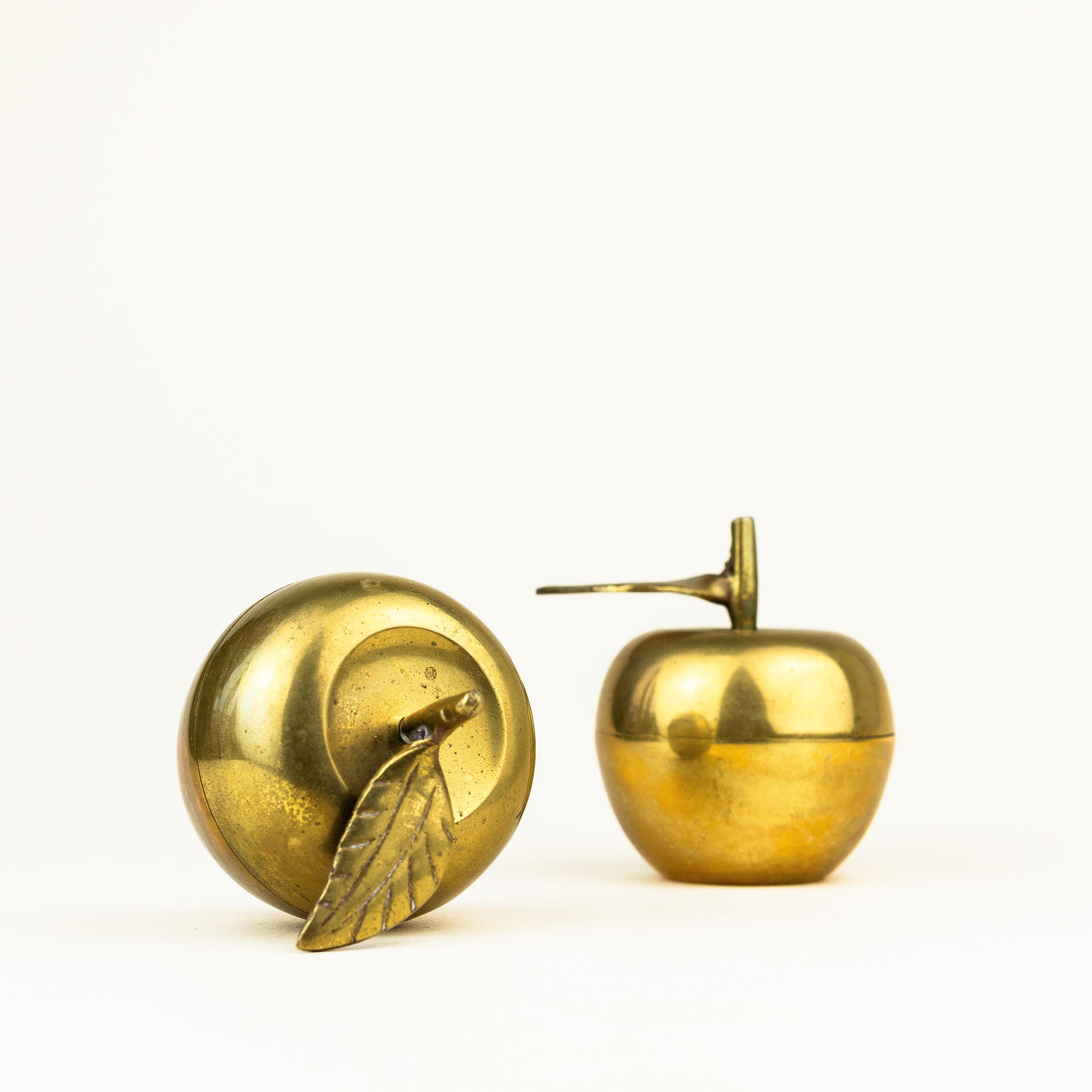 Set von Apfelschmuckkästchen aus Messing 1970er Jahre (20. Jahrhundert) im Angebot