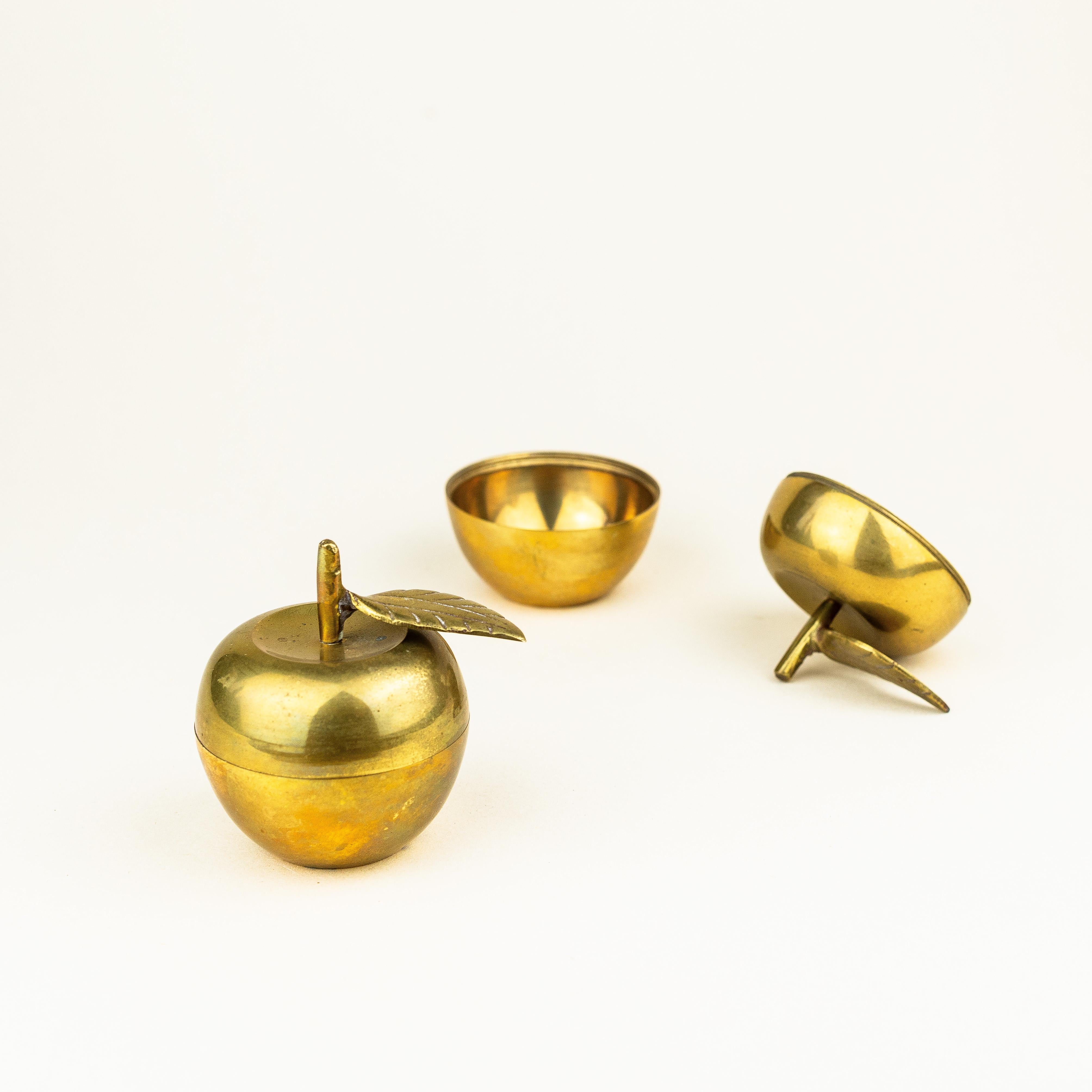 Set von Apfelschmuckkästchen aus Messing 1970er Jahre im Angebot 1