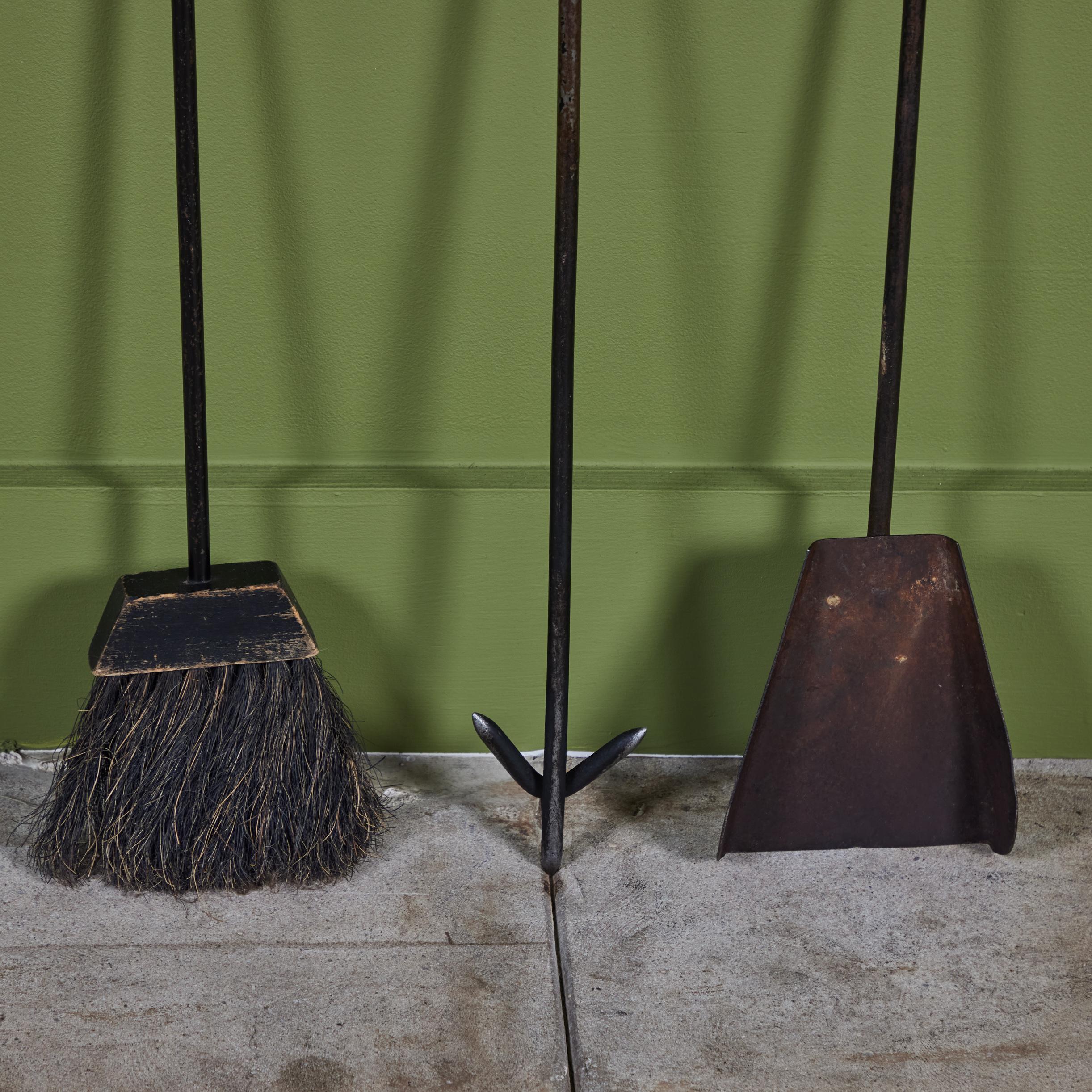 Set di strumenti per caminetto in ferro battuto con impugnatura in ottone in vendita 2