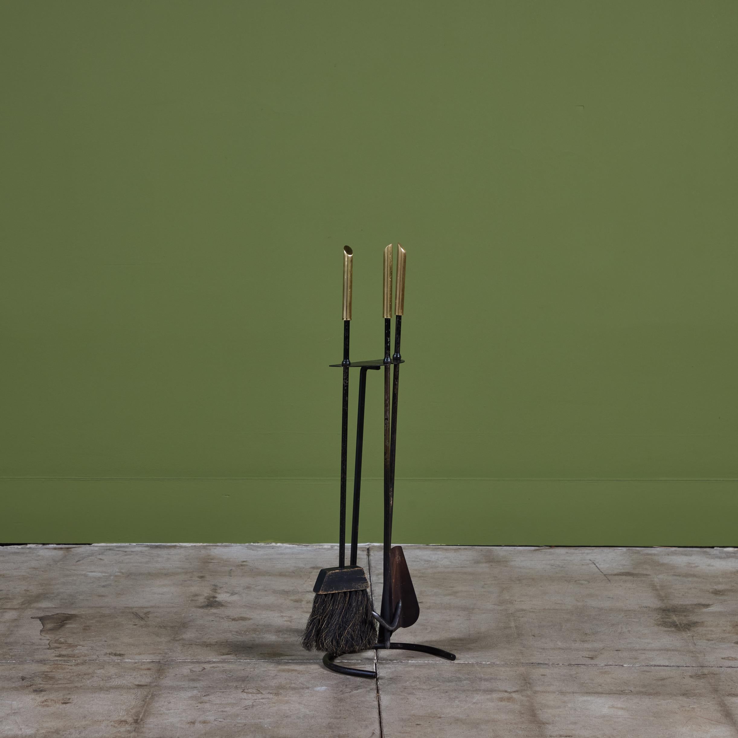 Mid-Century moderno Set di strumenti per caminetto in ferro battuto con impugnatura in ottone in vendita