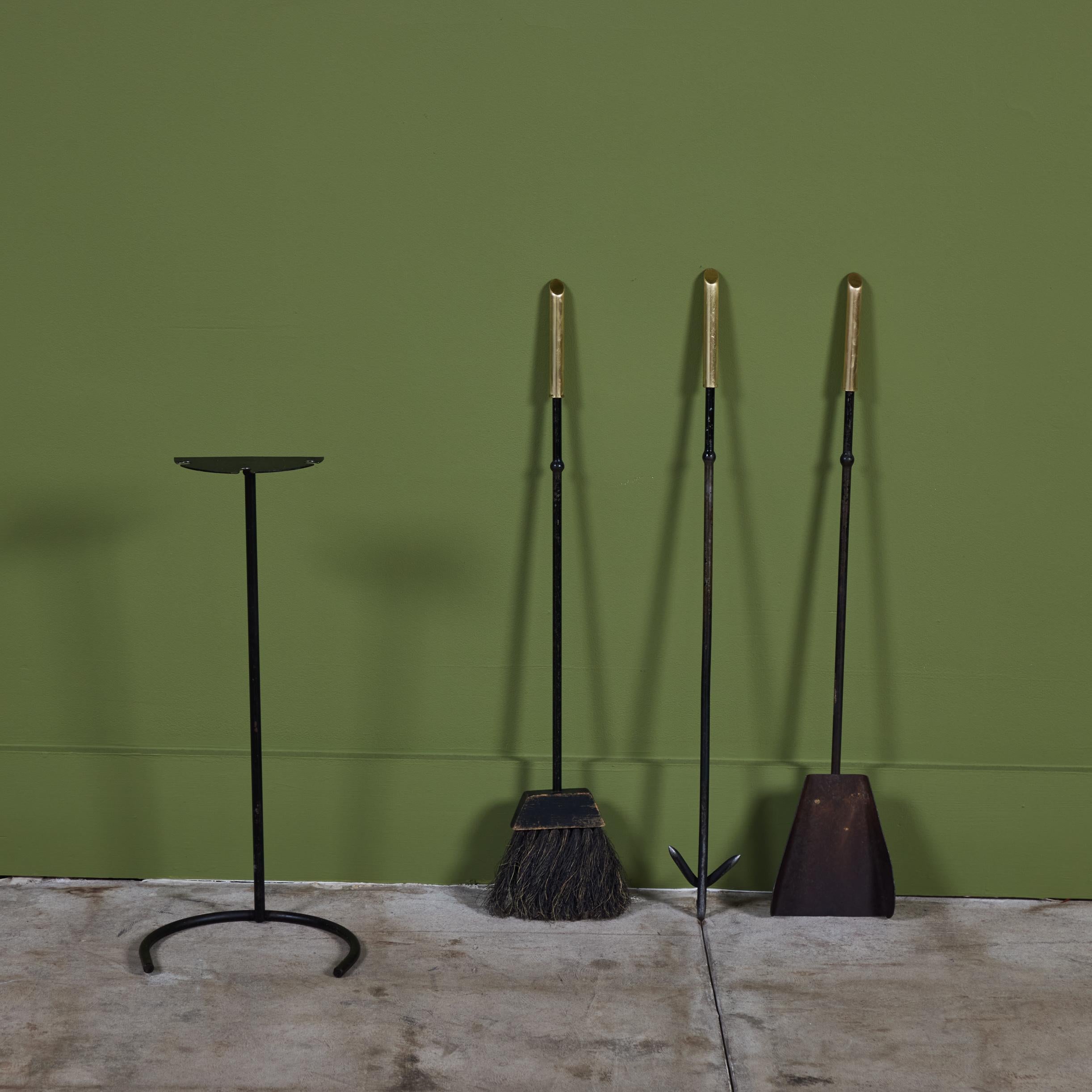 XX secolo Set di strumenti per caminetto in ferro battuto con impugnatura in ottone in vendita