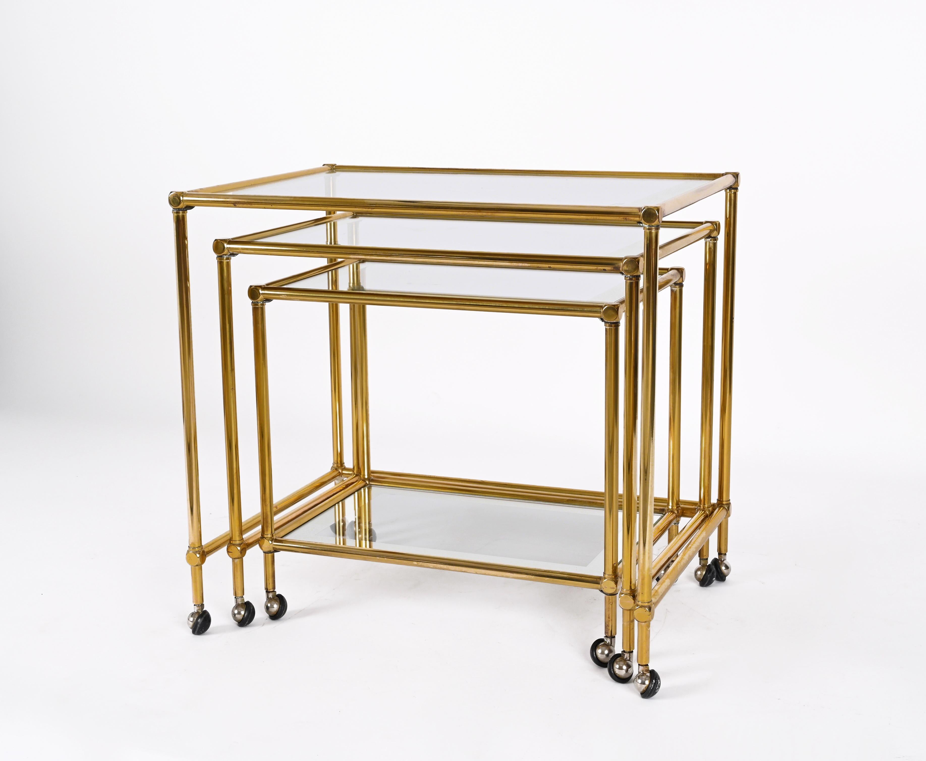 Set of Brass Mirrored Border with Glass Top Nesting Tables, Maison Jansen, 1970s In Good Condition For Sale In Roma, IT