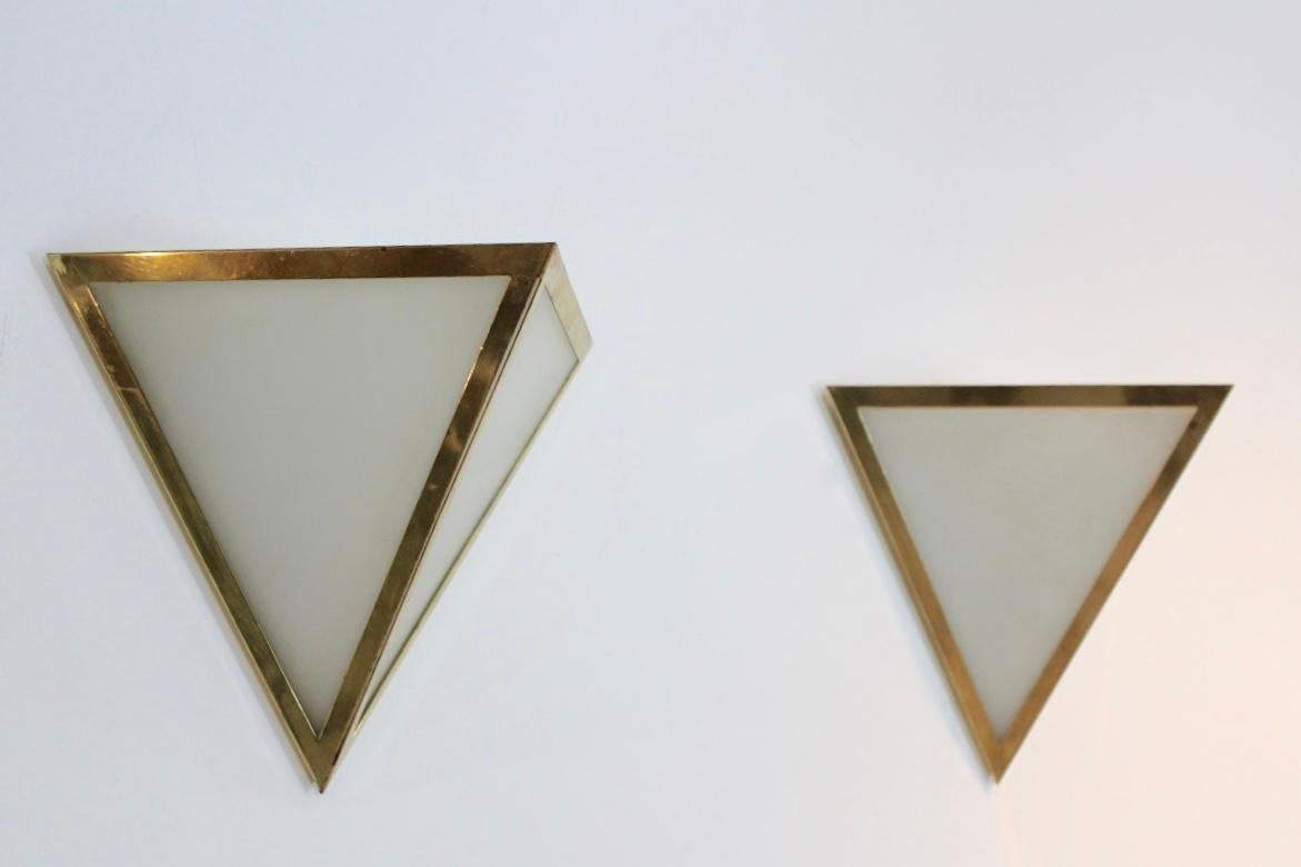 Tedesco Set di lampade da parete a triangolo in ottone e vetro opalino di Glashütte Limburg, Germania in vendita