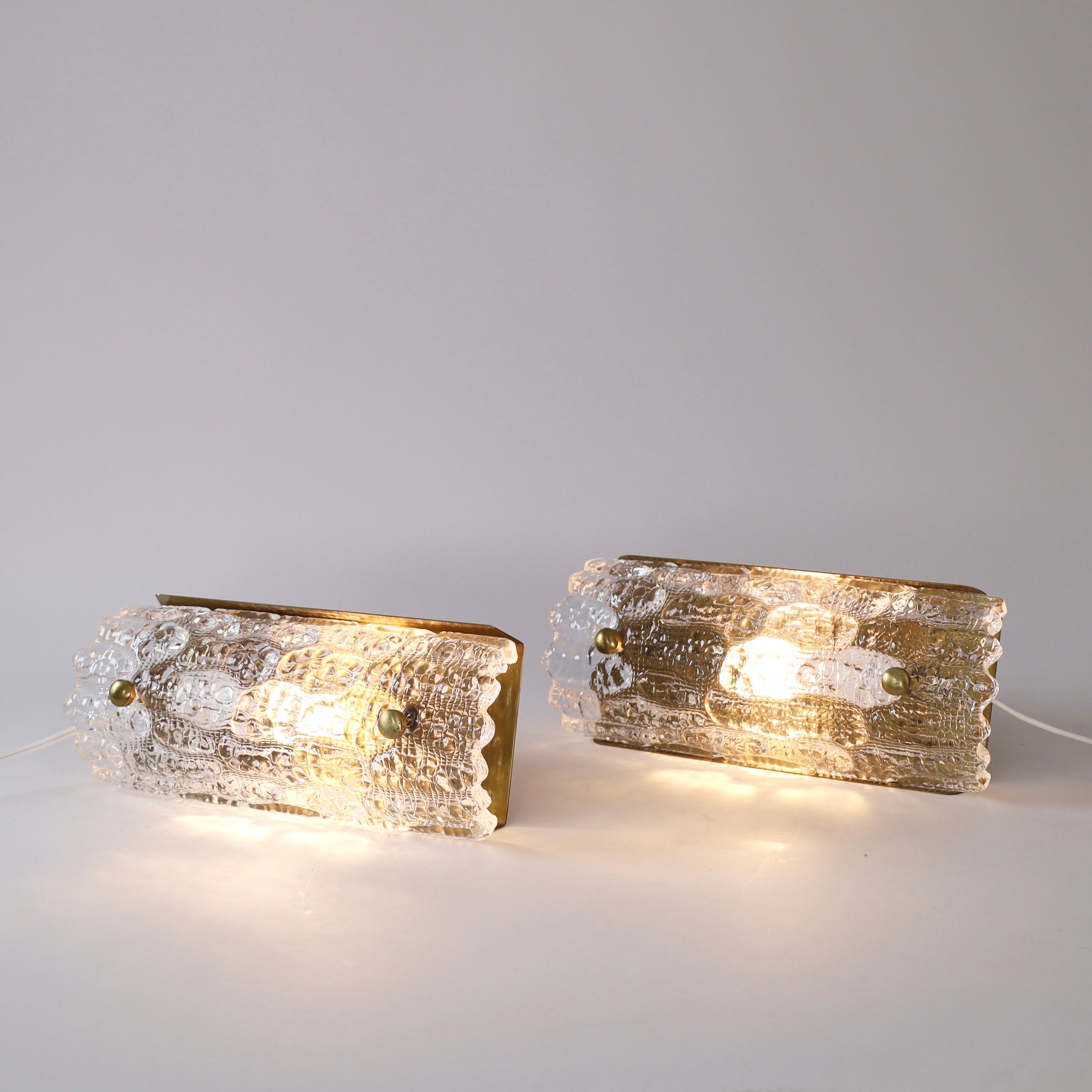 Set di lampade in ottone con paralumi in vetro disegnate da Carl Fagerlund per Lyfa negli anni Sessanta. Un set classico per una bella casa. 

* Coppia (2) di appliques in ottone con paralumi in vetro spesso e trasparente
* Designer: Carl